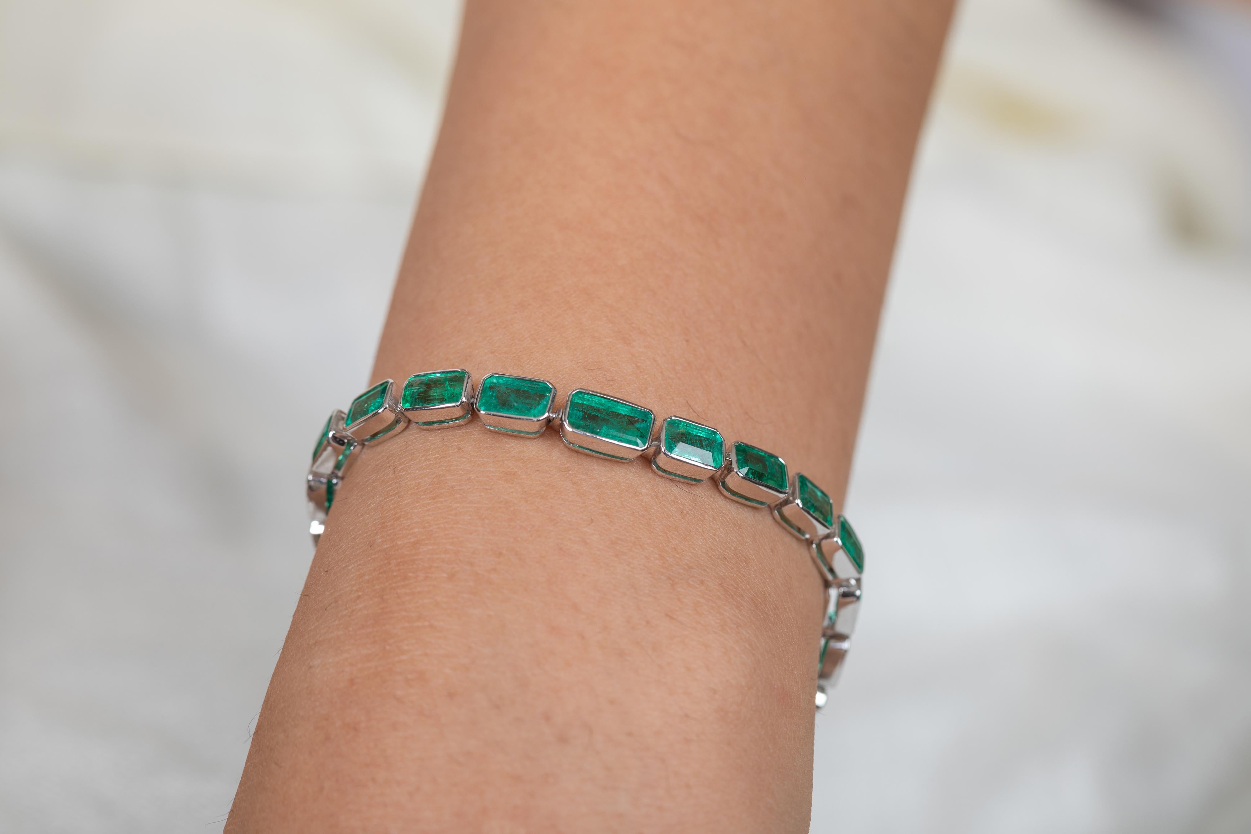 Bracelet tennis octogonal vert émeraude 16,5 carats en or blanc 18 carats Pour femmes en vente