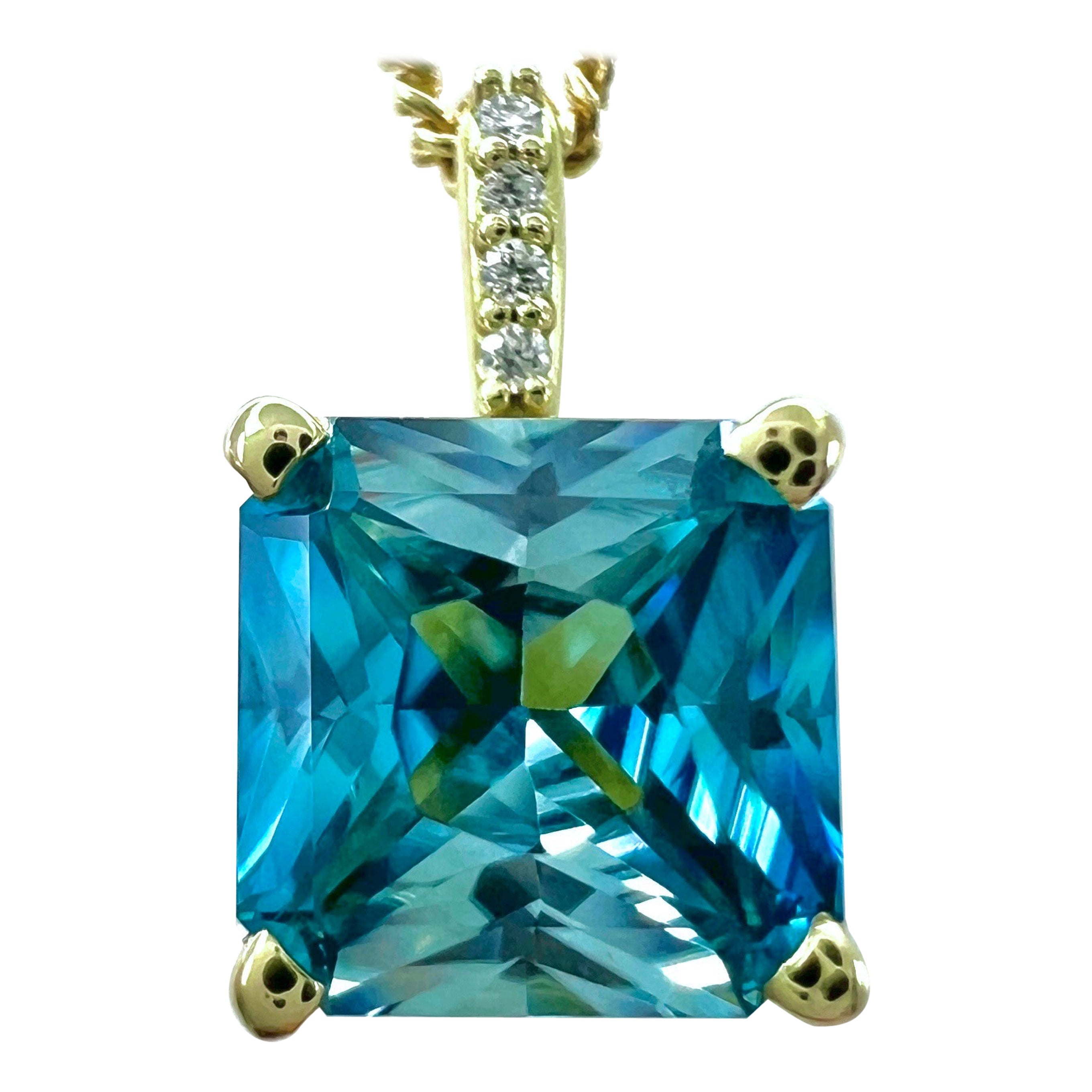 Ciondolo aureola nascosta con diamante in oro giallo 18k con zircone blu naturale da 1,65 ct.