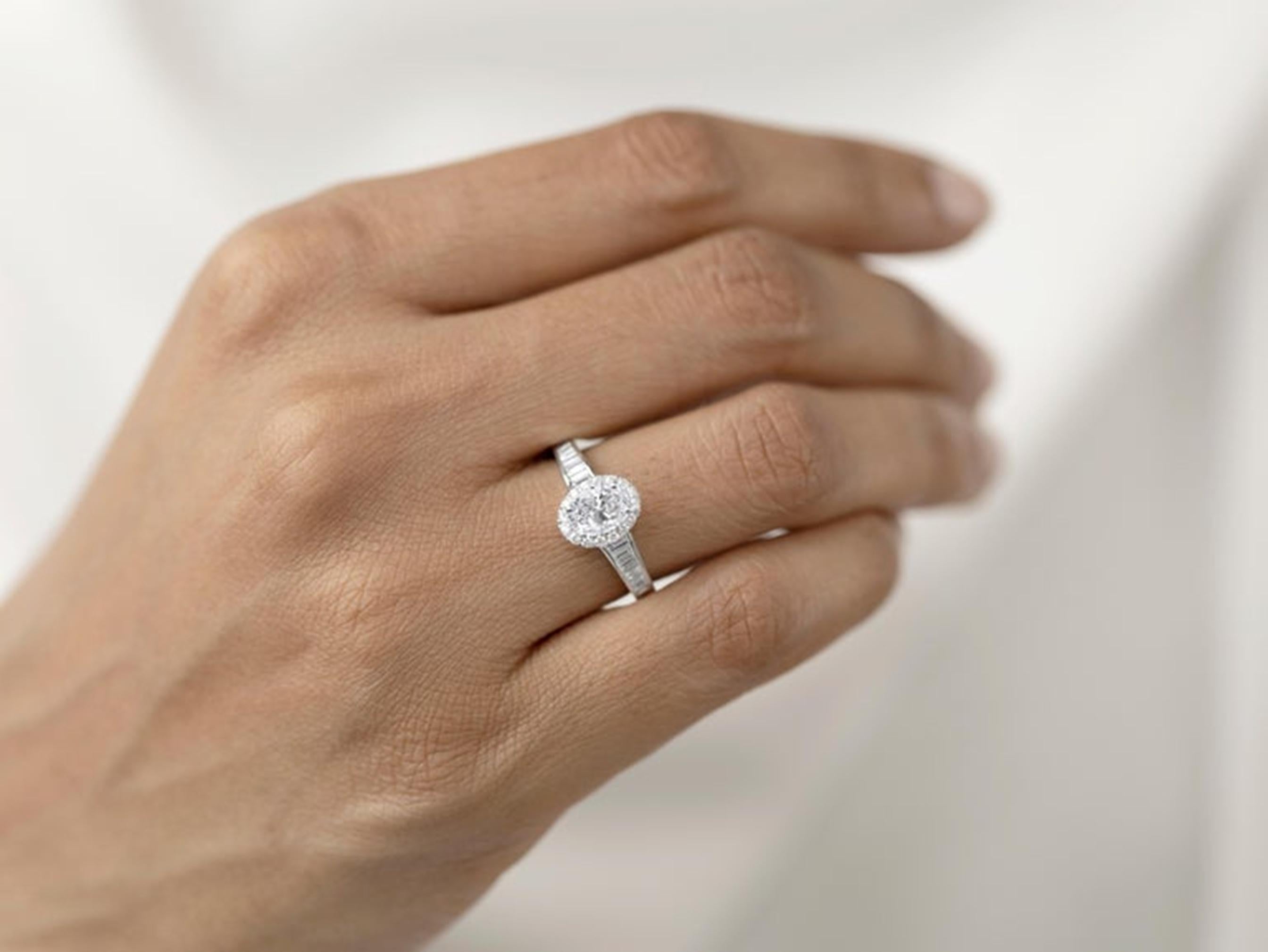 Anello con diamante ovale ArtDeco da 1,65 carati in oro bianco 18 carati - Elegance certificato GIA in vendita 4