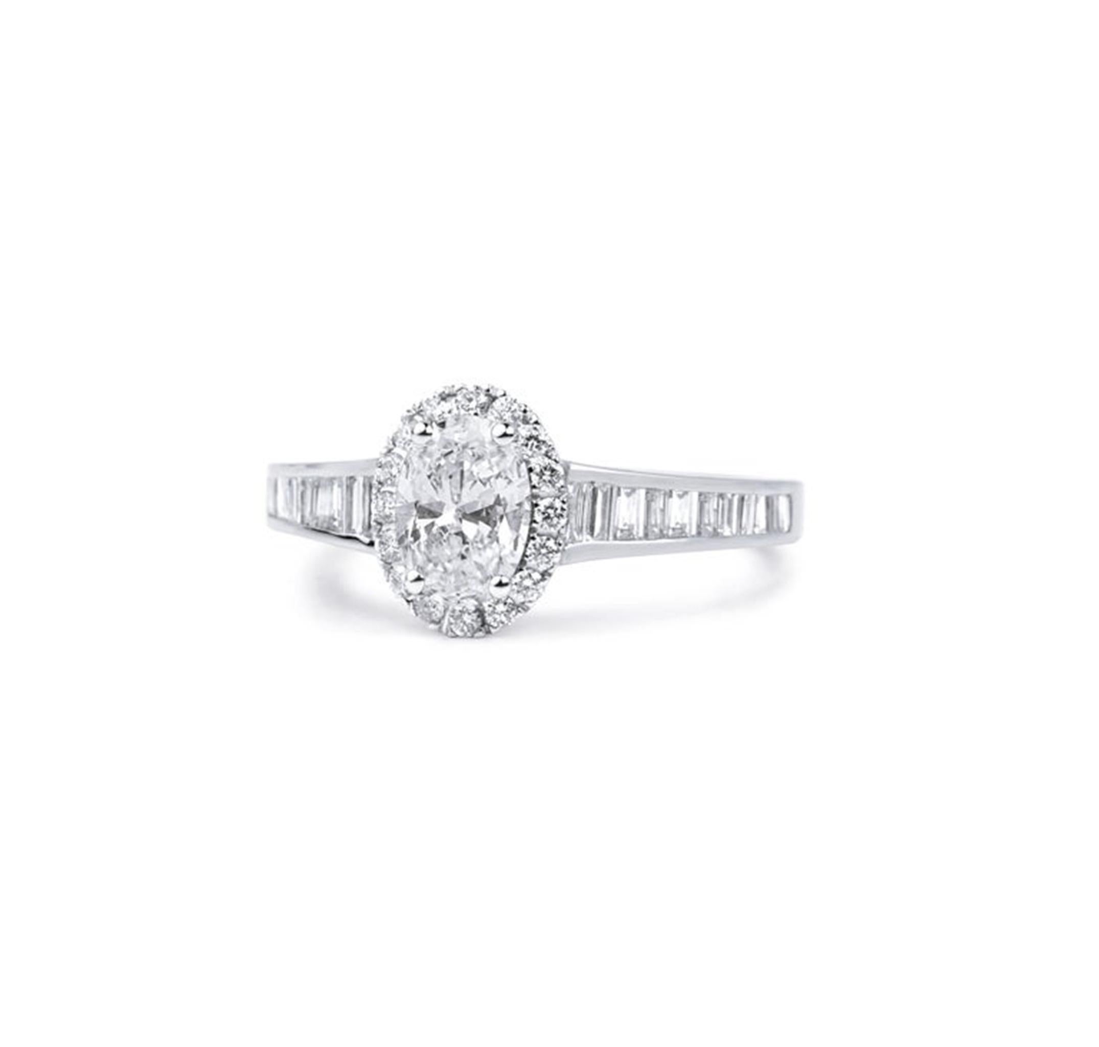 Anello con diamante ovale ArtDeco da 1,65 carati in oro bianco 18 carati - Elegance certificato GIA in vendita 1