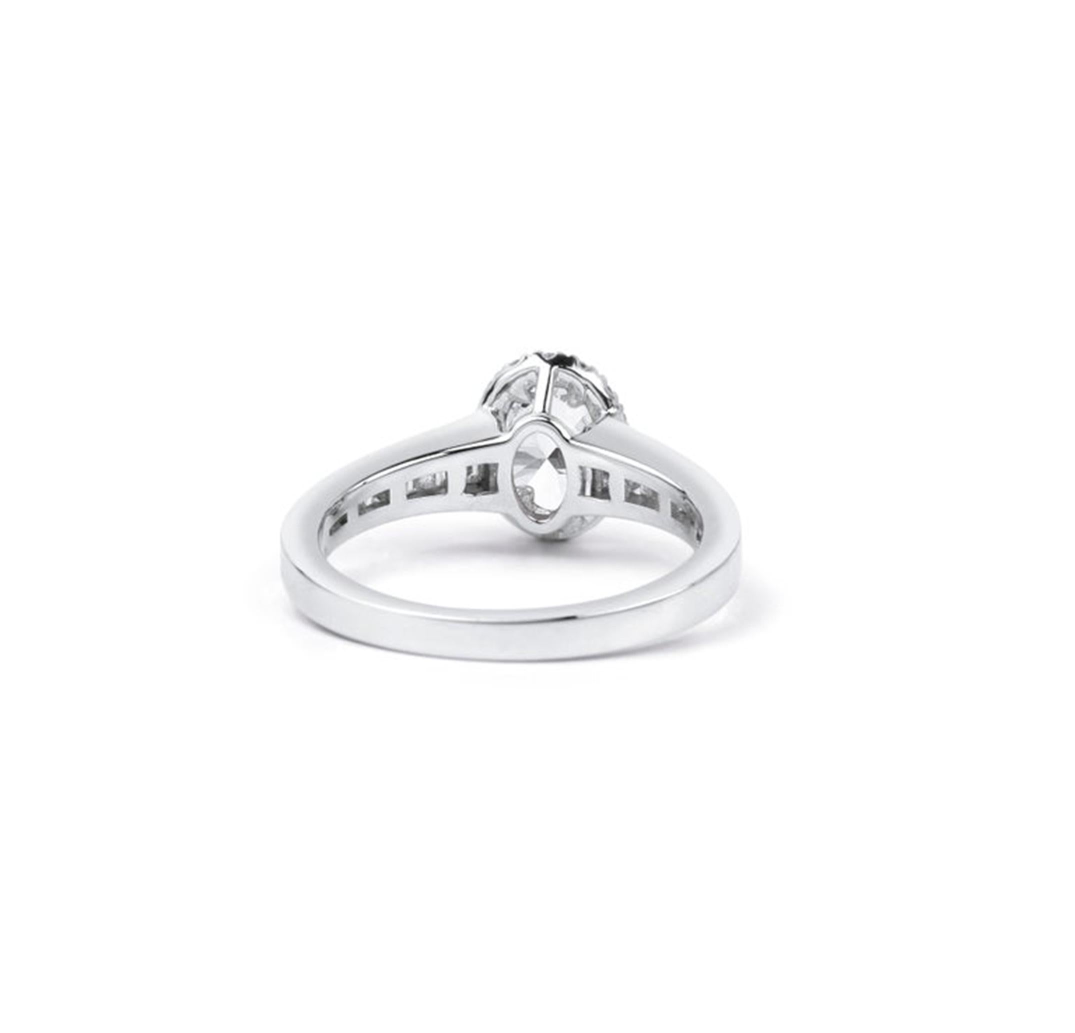 Anello con diamante ovale ArtDeco da 1,65 carati in oro bianco 18 carati - Elegance certificato GIA in vendita 3