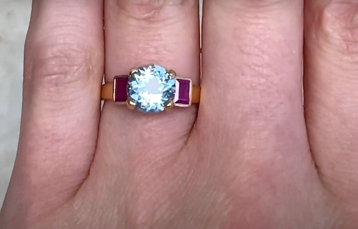 1.65ct Round Cut Aquamarine Cocktail Ring, 18k Yellow Gold  In Excellent Condition For Sale In New York, NY