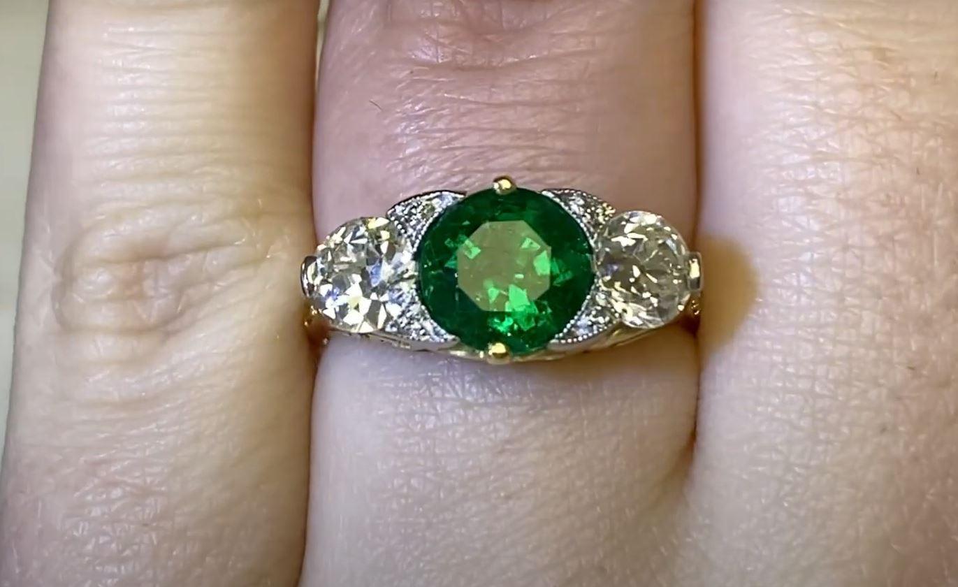1.65ct Round Cut Emerald Engagement Ring, VS1 Clarity, 18k Yellow Gold In Excellent Condition For Sale In New York, NY