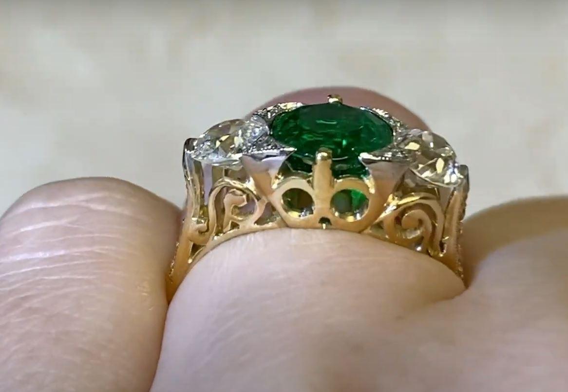 1.65ct Round Cut Emerald Engagement Ring, VS1 Clarity, 18k Yellow Gold For Sale 2