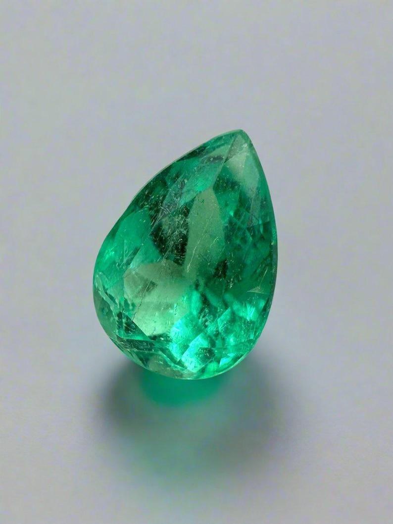 Stein: Smaragd
Gewicht: 1,65 Karat
Form: Birnenschliff
Klarheit: Transparent
Lüster: Ausgezeichnet-Sehr gut
Farbe: Vivid Bluish Green
Abmessungen: 9,14 mm x 6,57 mm x 5,35 mm
Geografische Herkunft: Kolumbien
Behandlung: Natürlich, Ölen

Bemerkungen: