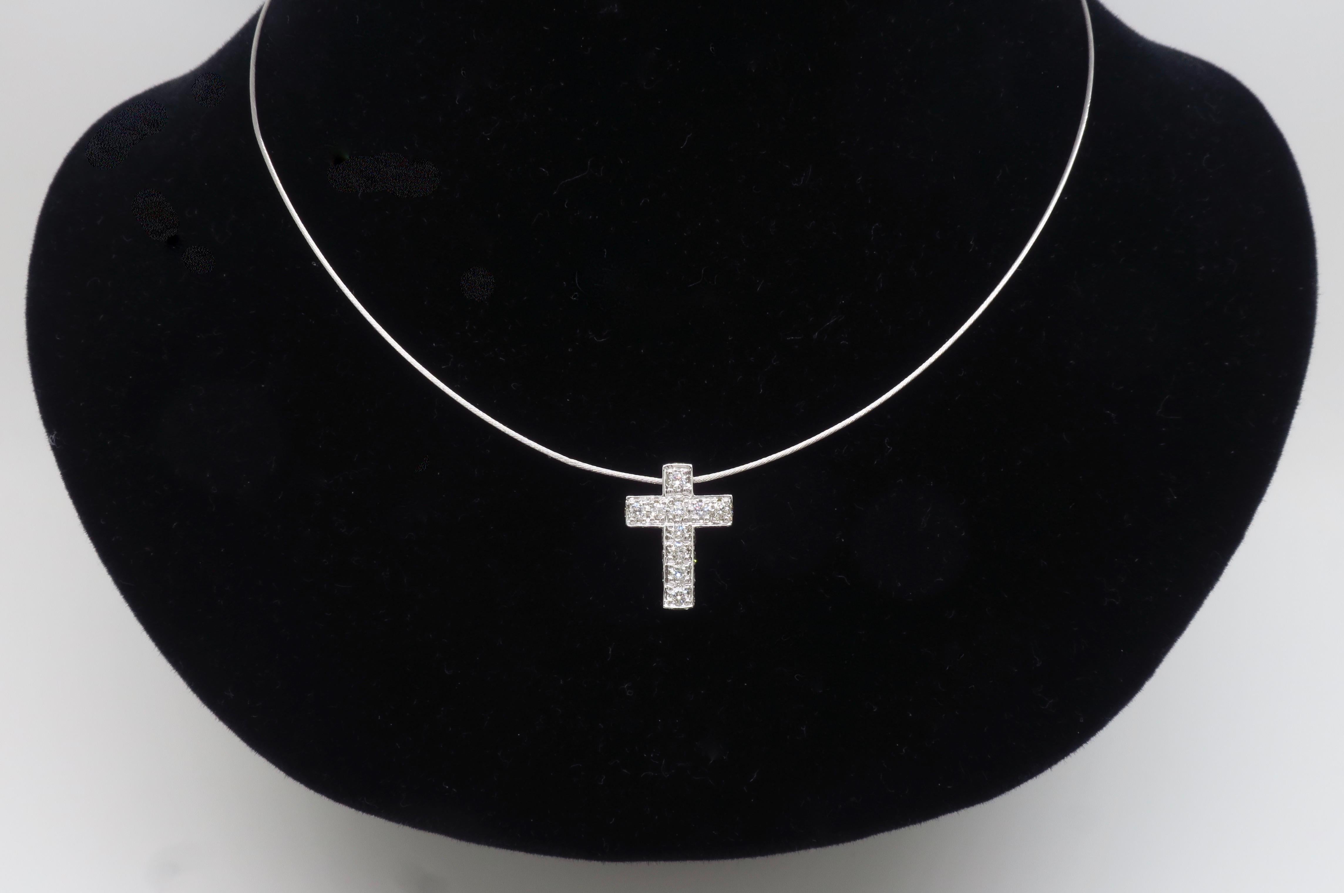 Collier croix incrustée de diamants 1,65CTW en vente 5