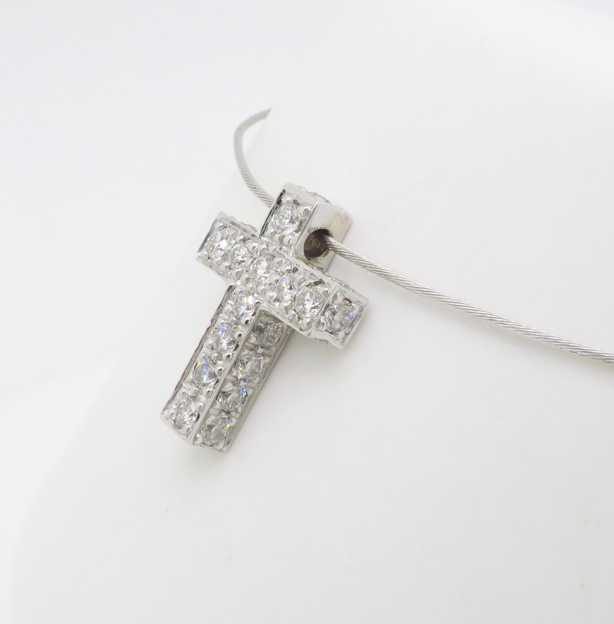 Collier croix incrustée de diamants 1,65CTW en vente 7