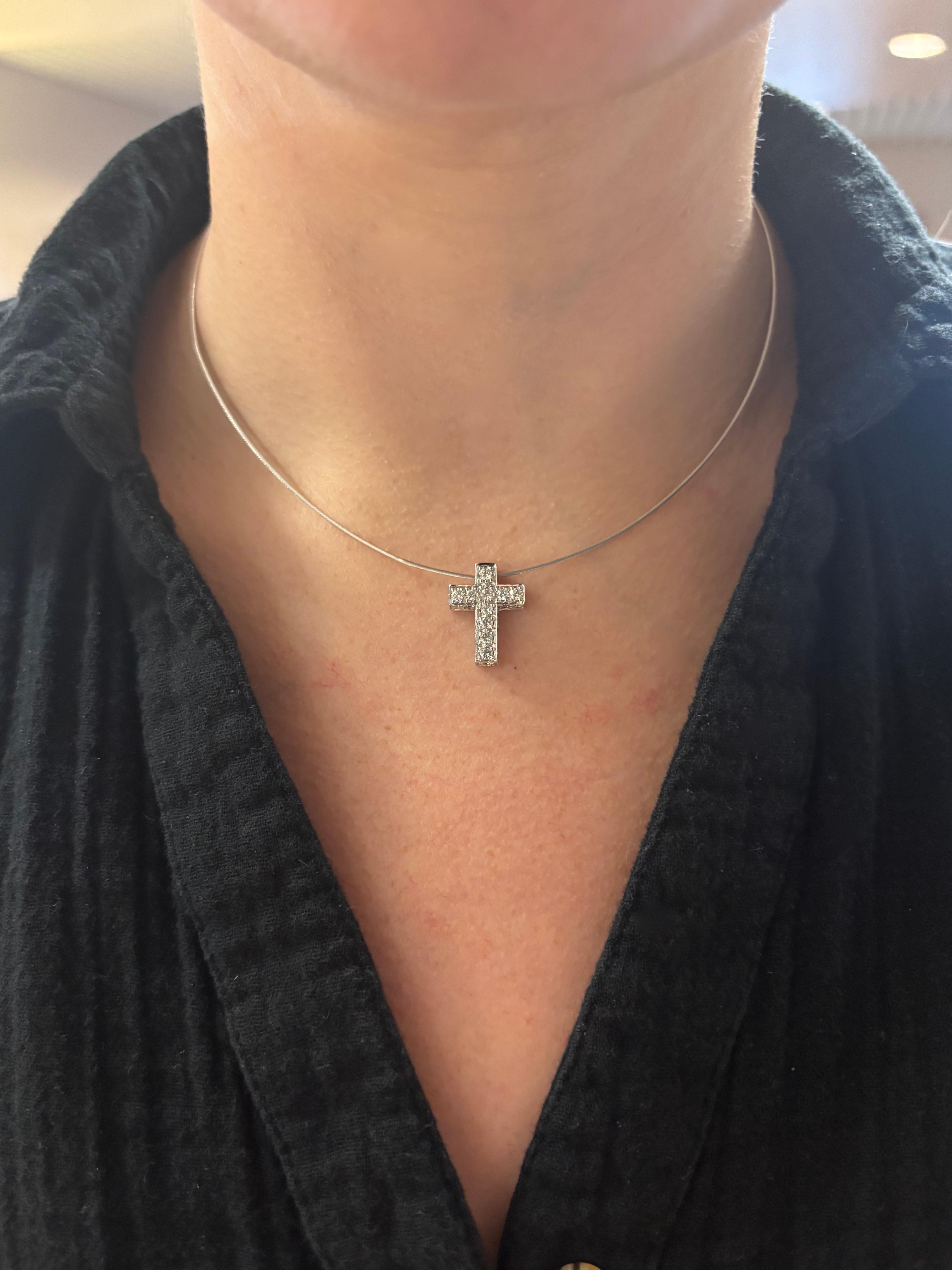 Magnifique pendentif croix en or blanc 14k incrusté de diamants de 1.65CTW 
 
Pierre précieuse : Diamant extrait de la terre
Poids en carats du diamant : 1.65CTW 
Couleur du diamant : F-G
Clarté du diamant : VS1-VS2
Taille du diamant : Taille