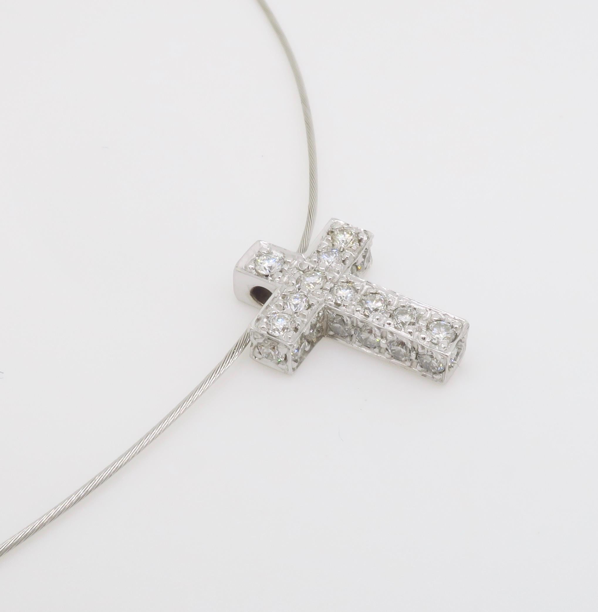 Collier croix incrustée de diamants 1,65CTW Excellent état - En vente à Webster, NY