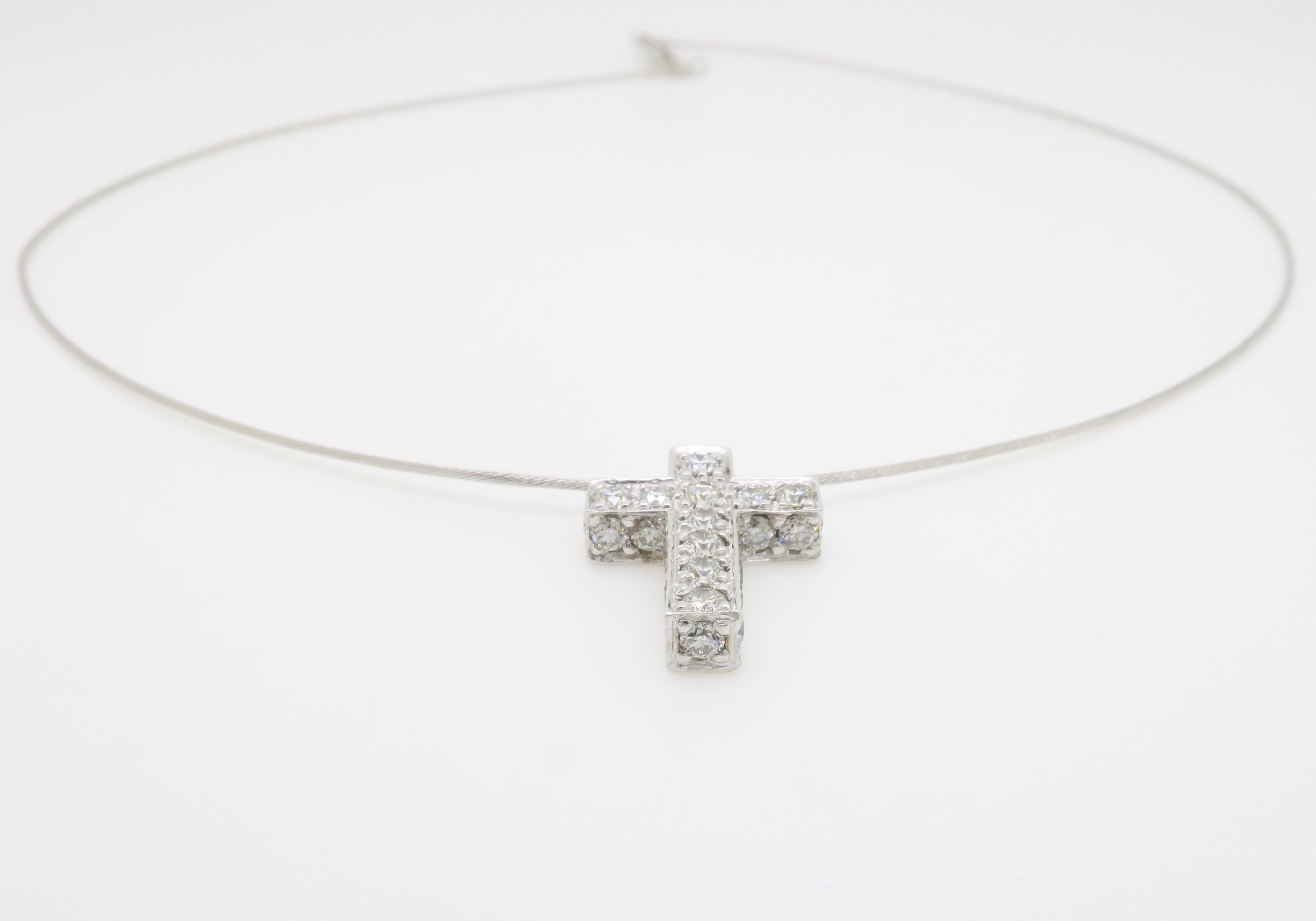 Collier croix incrustée de diamants 1,65CTW en vente 1