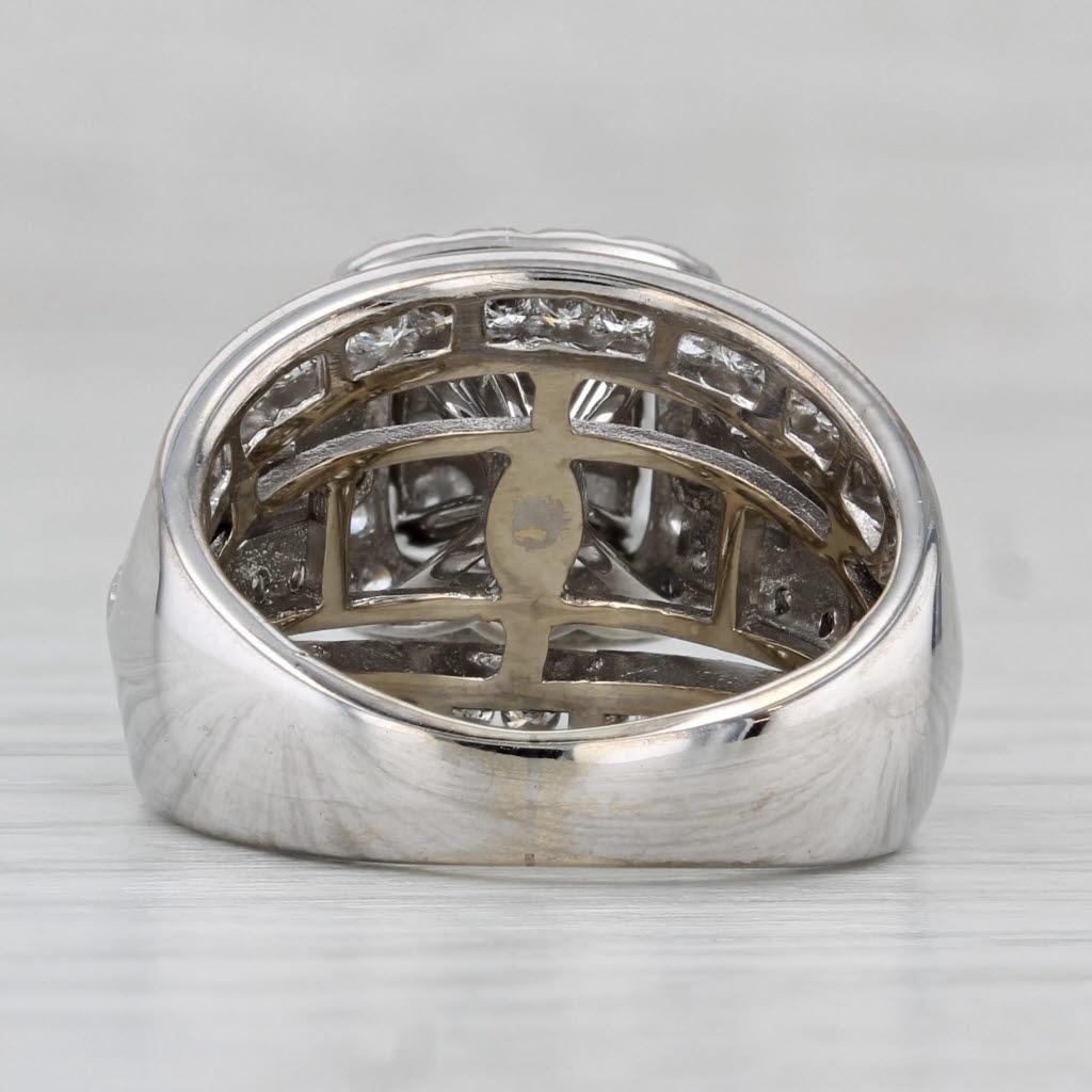 Taglio rotondo Anello di fidanzamento con diamante a forma di aureola da 1,65 ct. saldato Set da sposa in oro bianco 14k Misura 6 in vendita