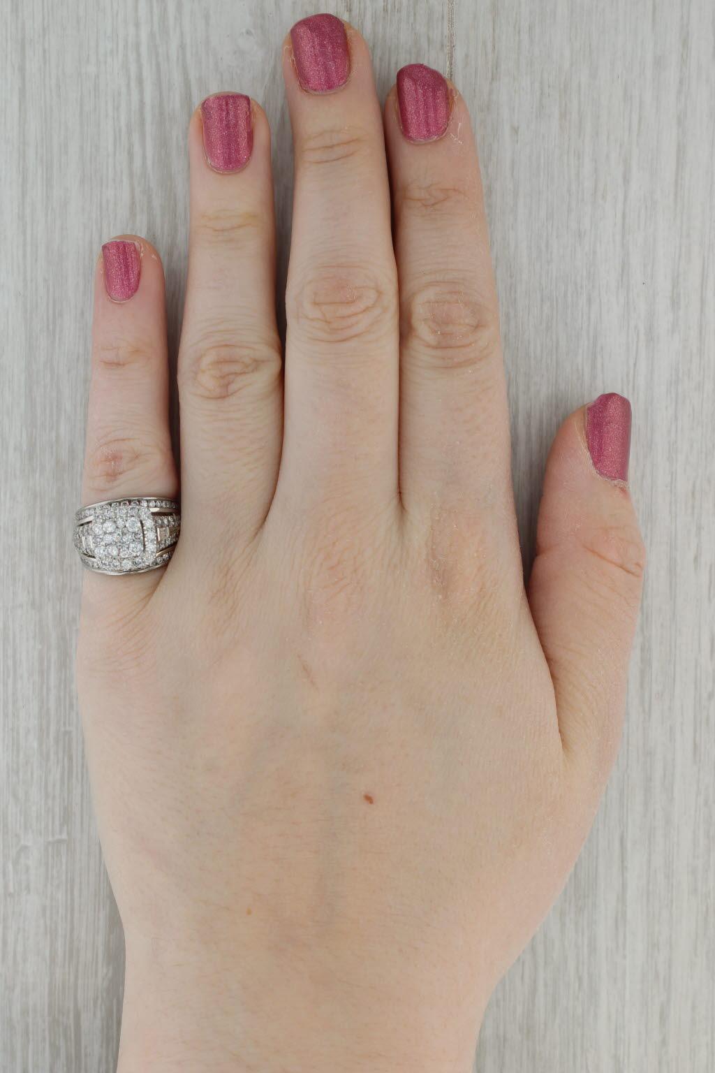Anello di fidanzamento con diamante a forma di aureola da 1,65 ct. saldato Set da sposa in oro bianco 14k Misura 6 in vendita 4