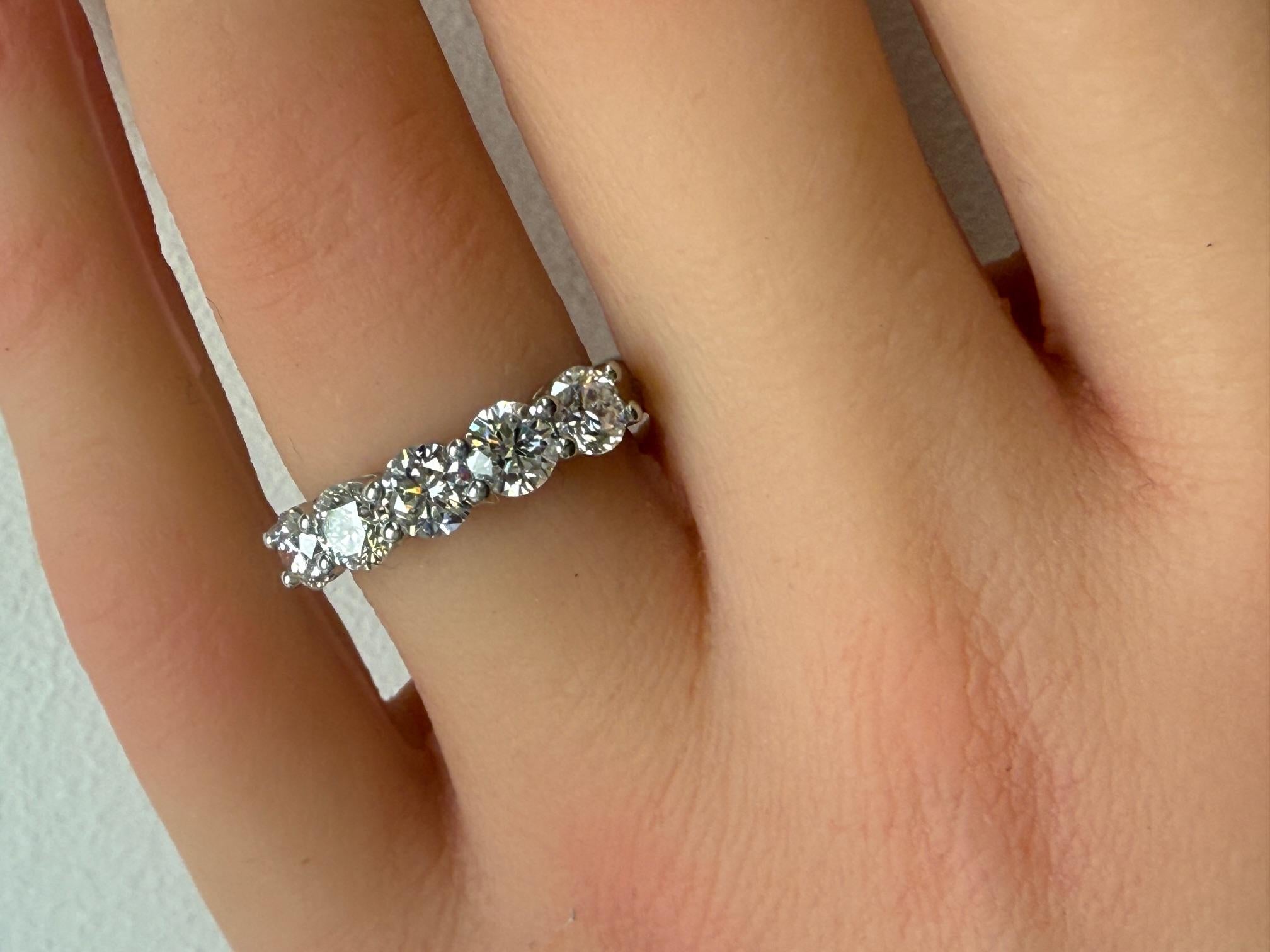 1.65CTW Five GIA Certified Round Brilliant Diamond Band in Platinum in vendita 3