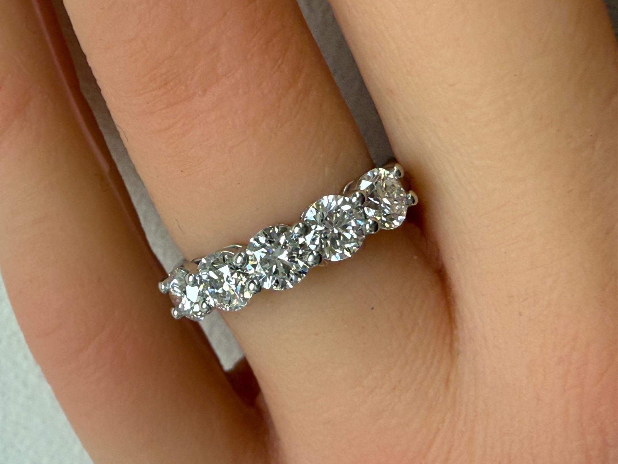 1.65CTW Five GIA Certified Round Brilliant Diamond Band in Platinum in vendita 4