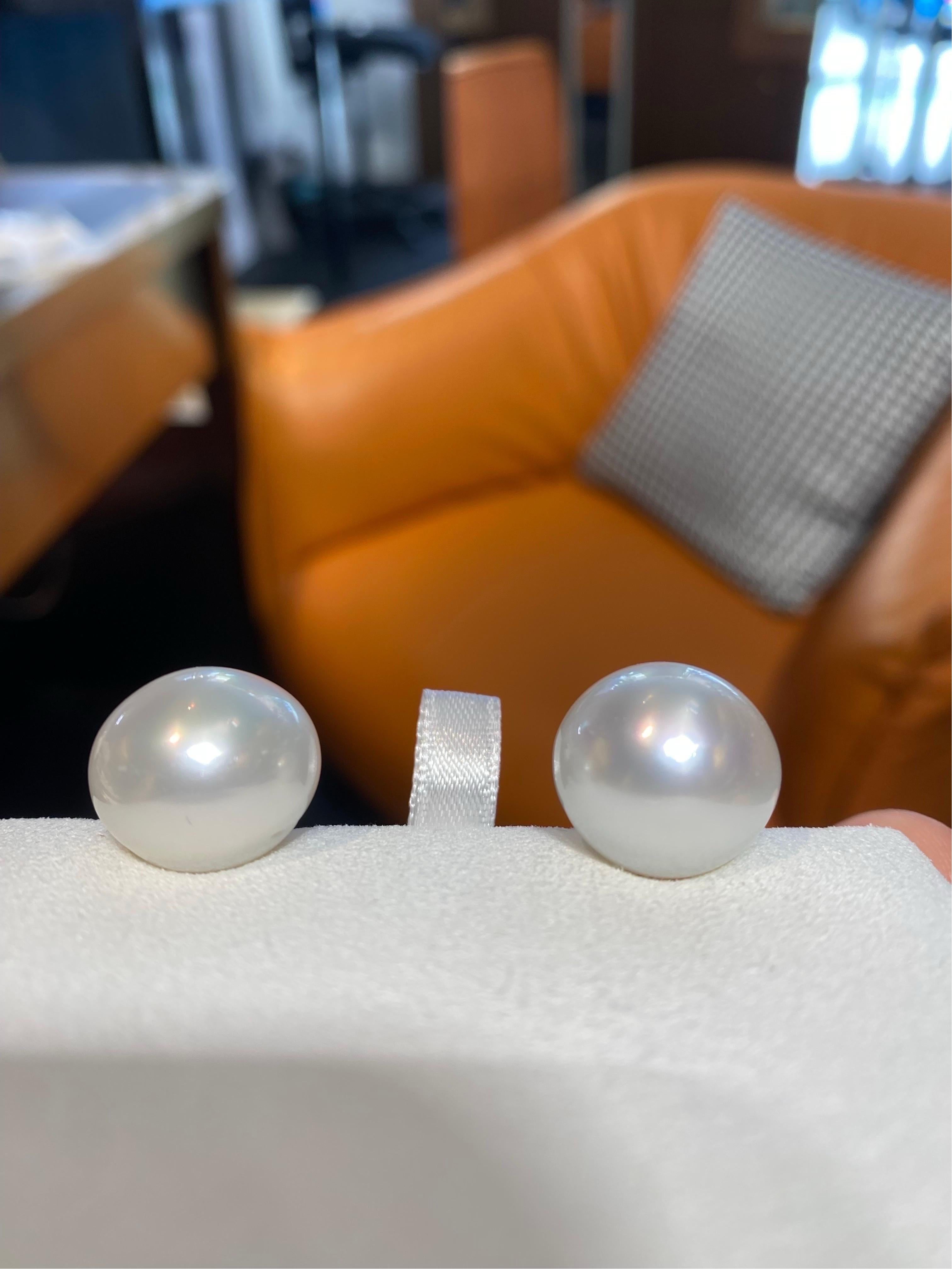 16.5mm White South Sea Pearl Ear Stud in 18k Yellow Gold In New Condition For Sale In Melbourne, AU