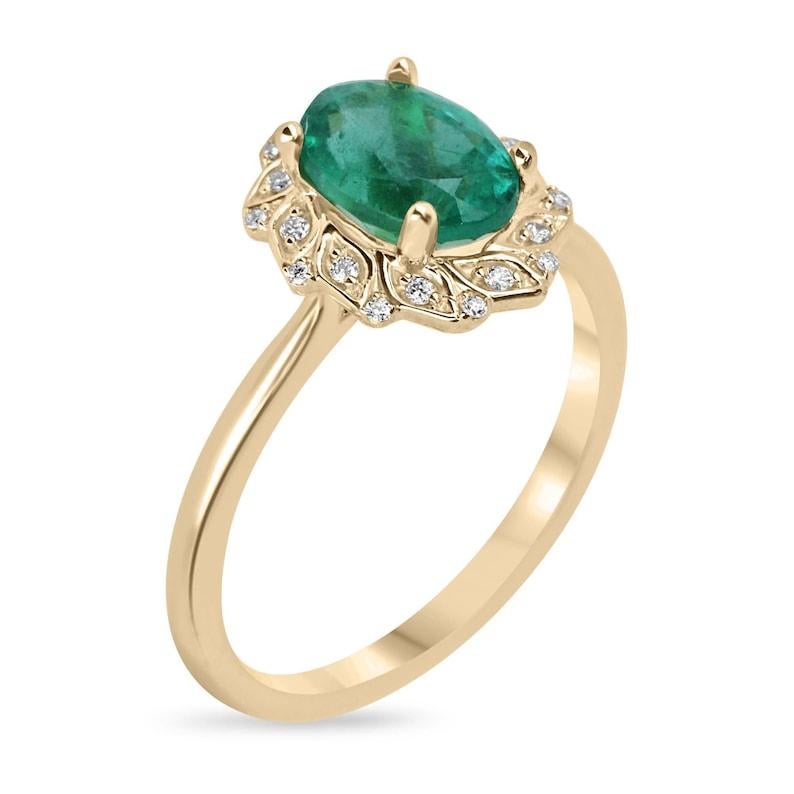 Vivi l'incanto della natura con questo splendido anello con smeraldo e diamante di ispirazione floreale. Al centro c'è un affascinante smeraldo da 1,55 carati, che emana un bellissimo colore verde smeraldo con una buona lucentezza e limpidezza. Lo