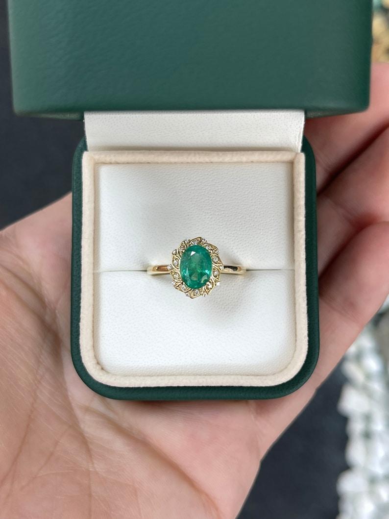 Moderno Anello con smeraldo ovale e diamante a raggiera floreale da 1,65tcw 14K  Anello di fidanzamento in oro in vendita