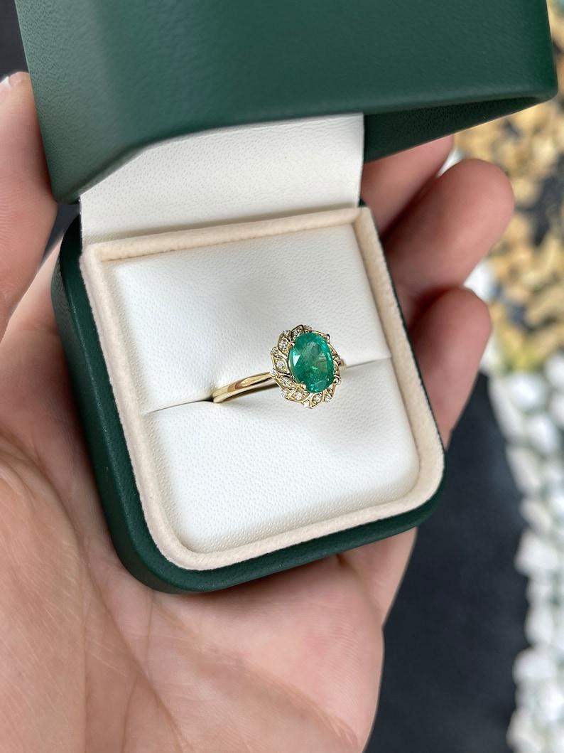 Taglio ovale Anello con smeraldo ovale e diamante a raggiera floreale da 1,65tcw 14K  Anello di fidanzamento in oro in vendita