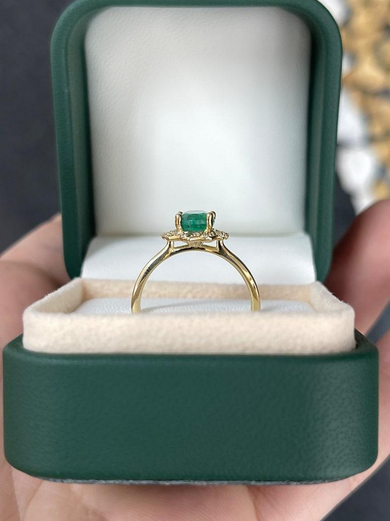 Anello con smeraldo ovale e diamante a raggiera floreale da 1,65tcw 14K  Anello di fidanzamento in oro In condizioni Nuovo in vendita a Jupiter, FL