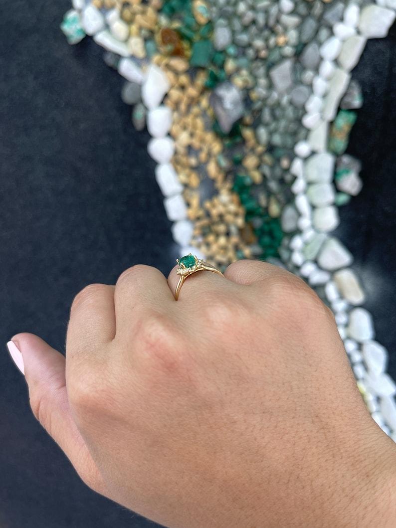 Anello con smeraldo ovale e diamante a raggiera floreale da 1,65tcw 14K  Anello di fidanzamento in oro in vendita 2