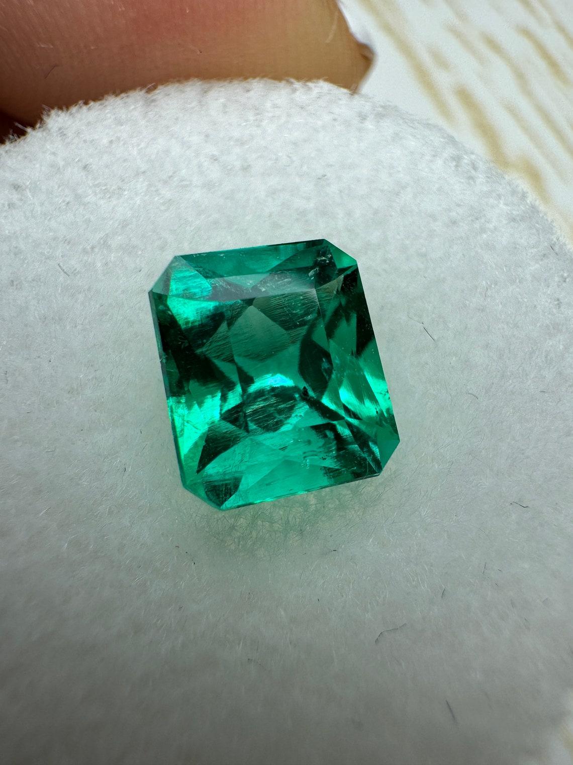 Stein: Smaragd
Gewicht: 1,66 Karat
Form: Smaragd-Schliff
Klarheit: Transparent
Lüster: Ausgezeichnet
Farbe: Vivid Muzo Green
Abmessungen: 7,61 mm x 6,58 mm x 5,19 mm
Geografische Herkunft: Kolumbien
Behandlung: Natürlich, Ölen

Noten: Ein