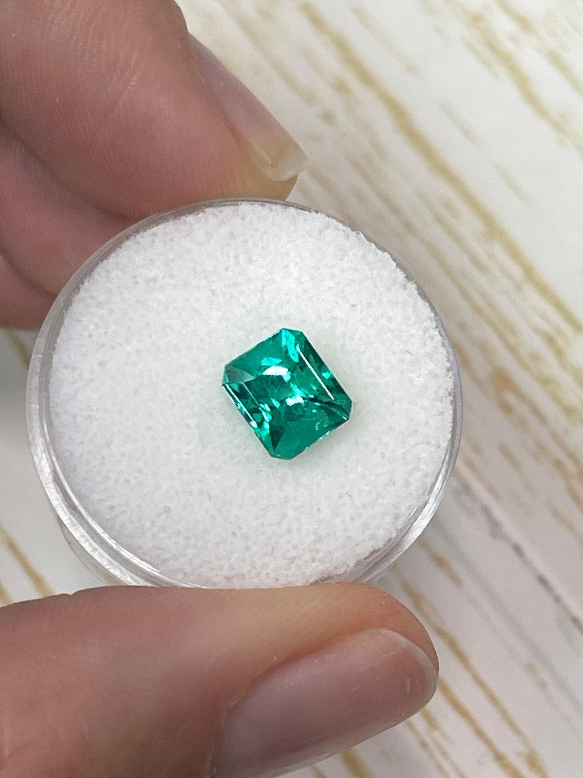 1,66 Karat Zertifizierter Muzo Grüner Kolumbianischer Smaragd - Öltropfen Effekt AAA+ Edelstein (Smaragdschliff) im Angebot