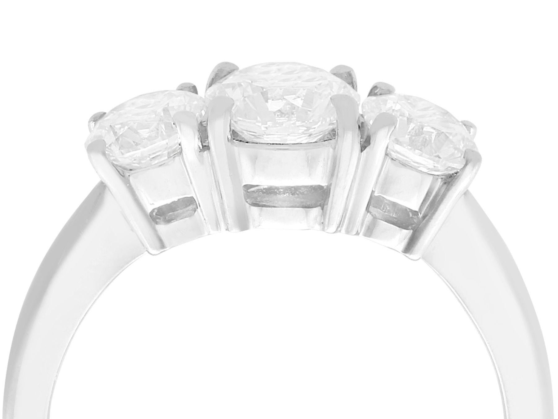 1,66 Karat Diamant und Platin Trilogie Ring (Rundschliff) im Angebot