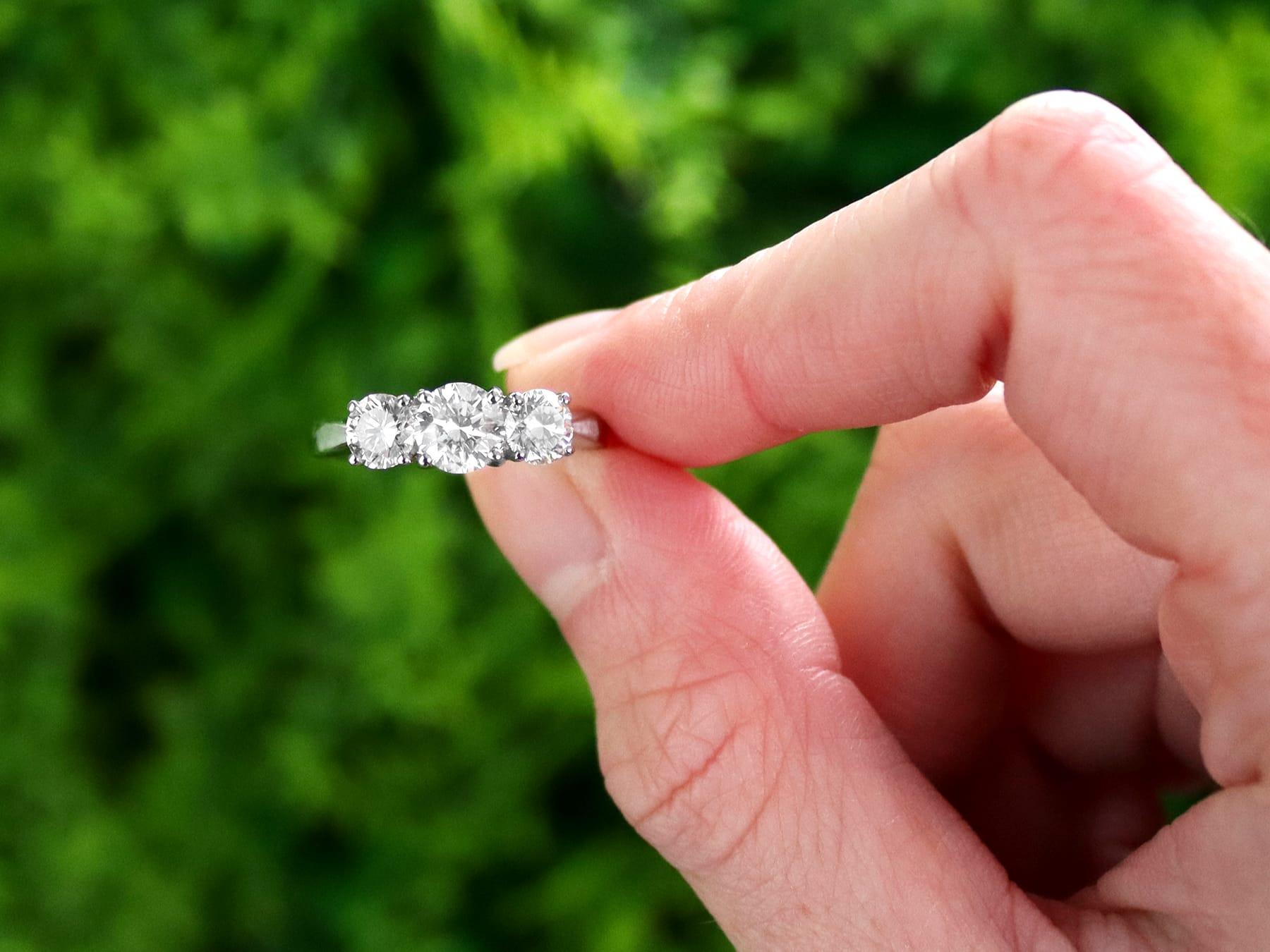 Ein feiner und beeindruckender Vintage-Ring mit 1,66 Karat aus Diamanten und Platin; Teil unserer vielfältigen Verlobungsring-Kollektionen.

Dieser beeindruckende Vintage-Diamant-Trilogie-Ring ist aus Platin gefertigt.

Die durchbrochene dekoriert,