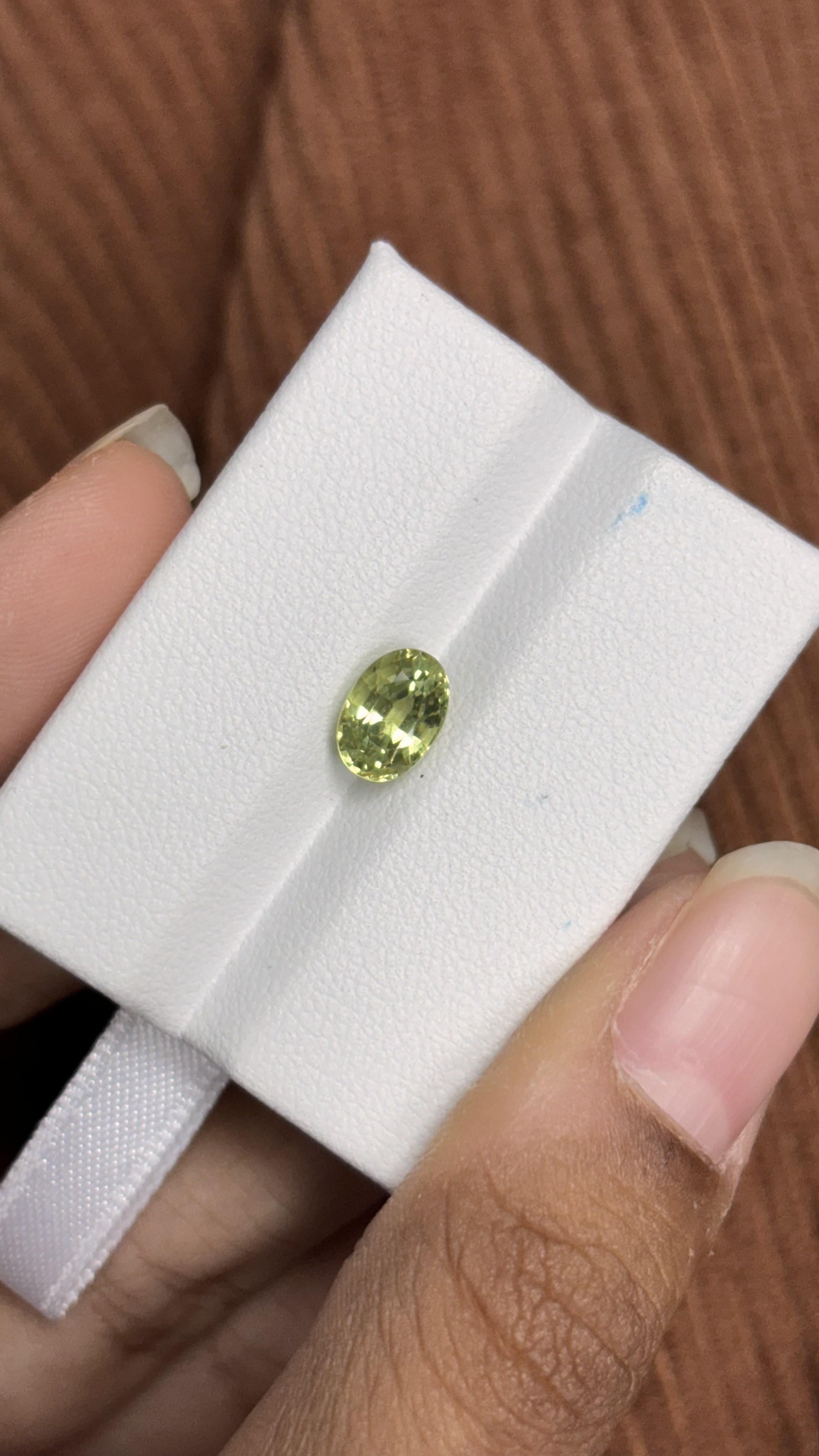 1.66 Carat Natural No Heat Chrysoberyl Yellowish-Green stone In New Condition For Sale In Bangkok, TH