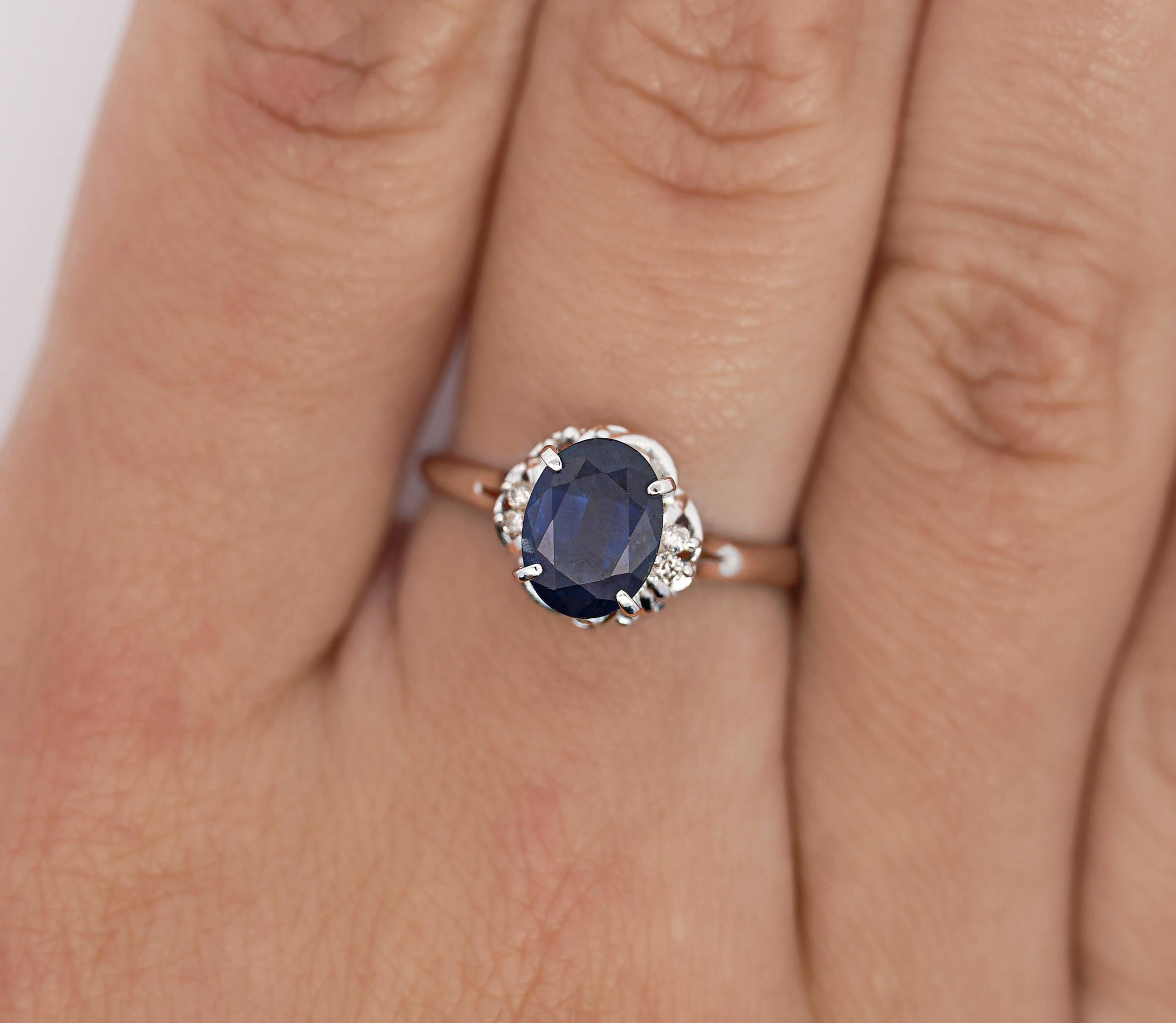 Platinring mit blauem Saphir und Diamant. 

Dieser Saphirring ist in einer Platinfassung gefertigt. Der Saphir wiegt 1,66 Karat und hat eine blaue Färbung. Der Saphir wird von 2 Diamanten im Rundschliff mit einem Gesamtgewicht von 0,04 Karat