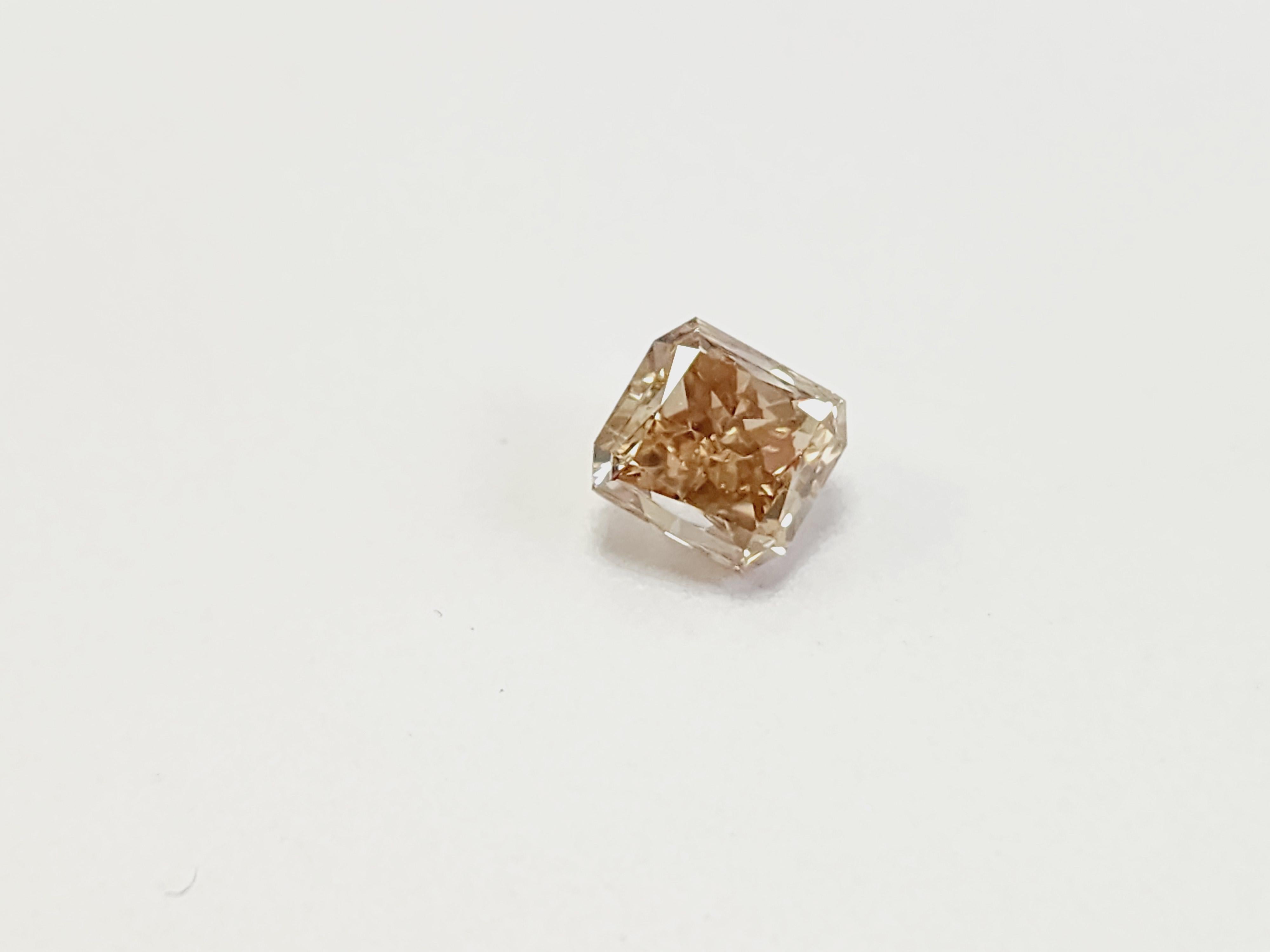 Visión general del diamante:

Este impresionante diamante suelto de talla radiante de 1,66 quilates ofrece una combinación única de belleza terrenal y brillo. Con un grado de color marrón-amarillo de fantasía, este diamante desprende calidez y