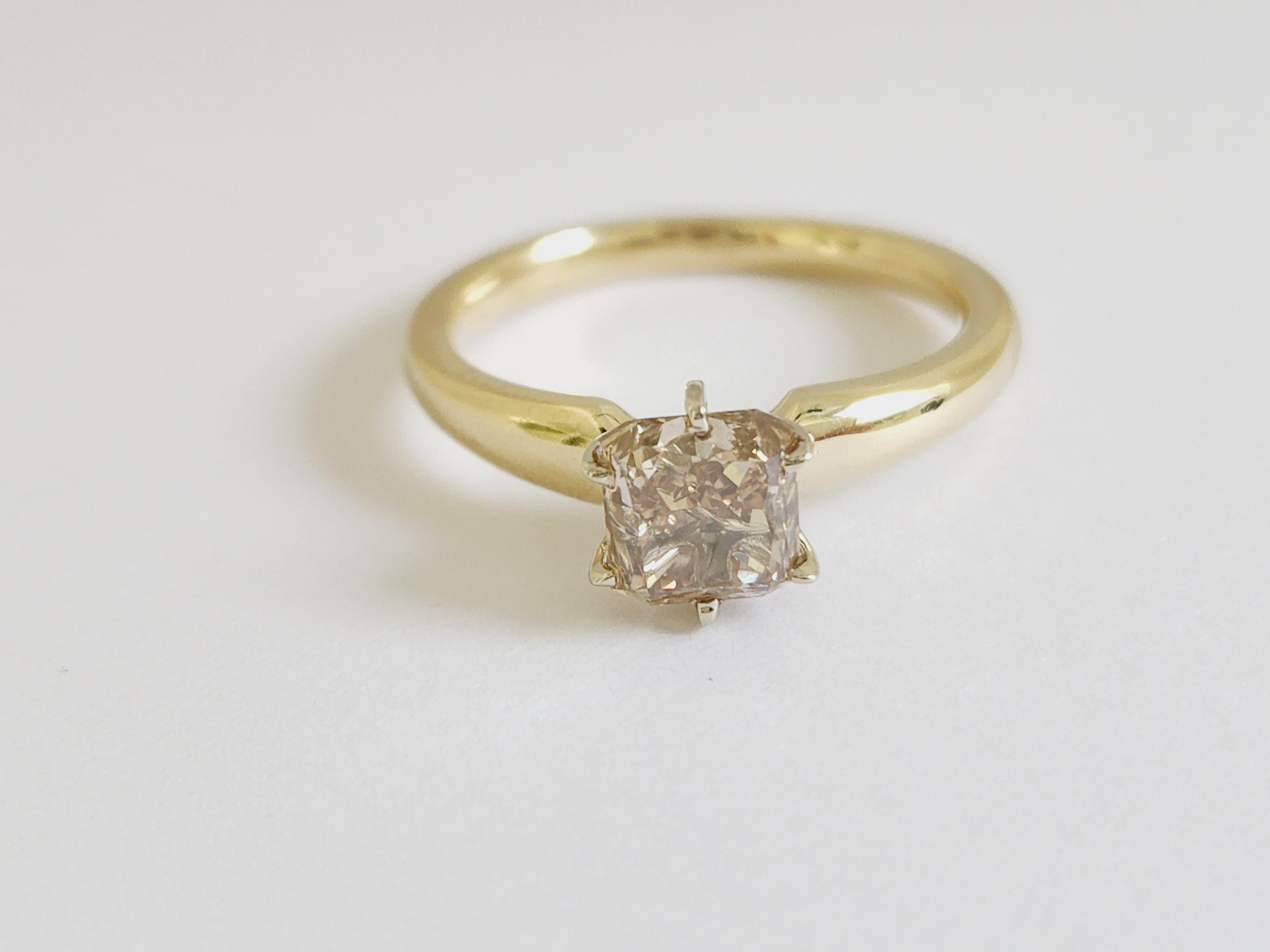 1,66 Karat Strahlenschliff Fancy Color Diamant Gelbgold Solitär Ring 14 Karat (Radiantschliff) im Angebot