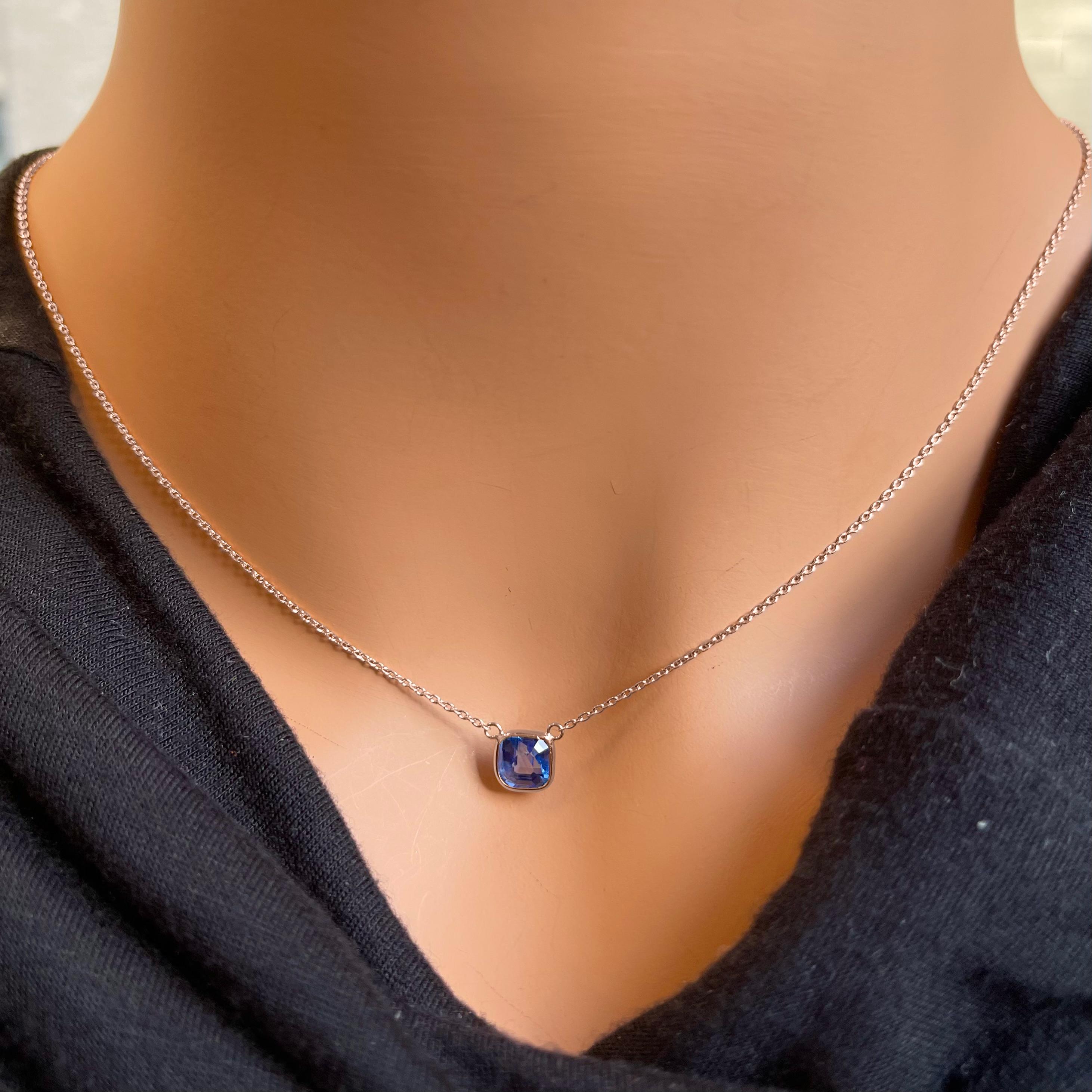 Eine modische Halskette aus 14-karätigem Roségold mit einem blauen Saphir im zertifizierten Asscher-Schliff mit einem Gewicht von 1,66 Karat als Hauptstein wäre eine atemberaubende und anspruchsvolle Wahl. Blaue Saphire sind für ihre bezaubernde,