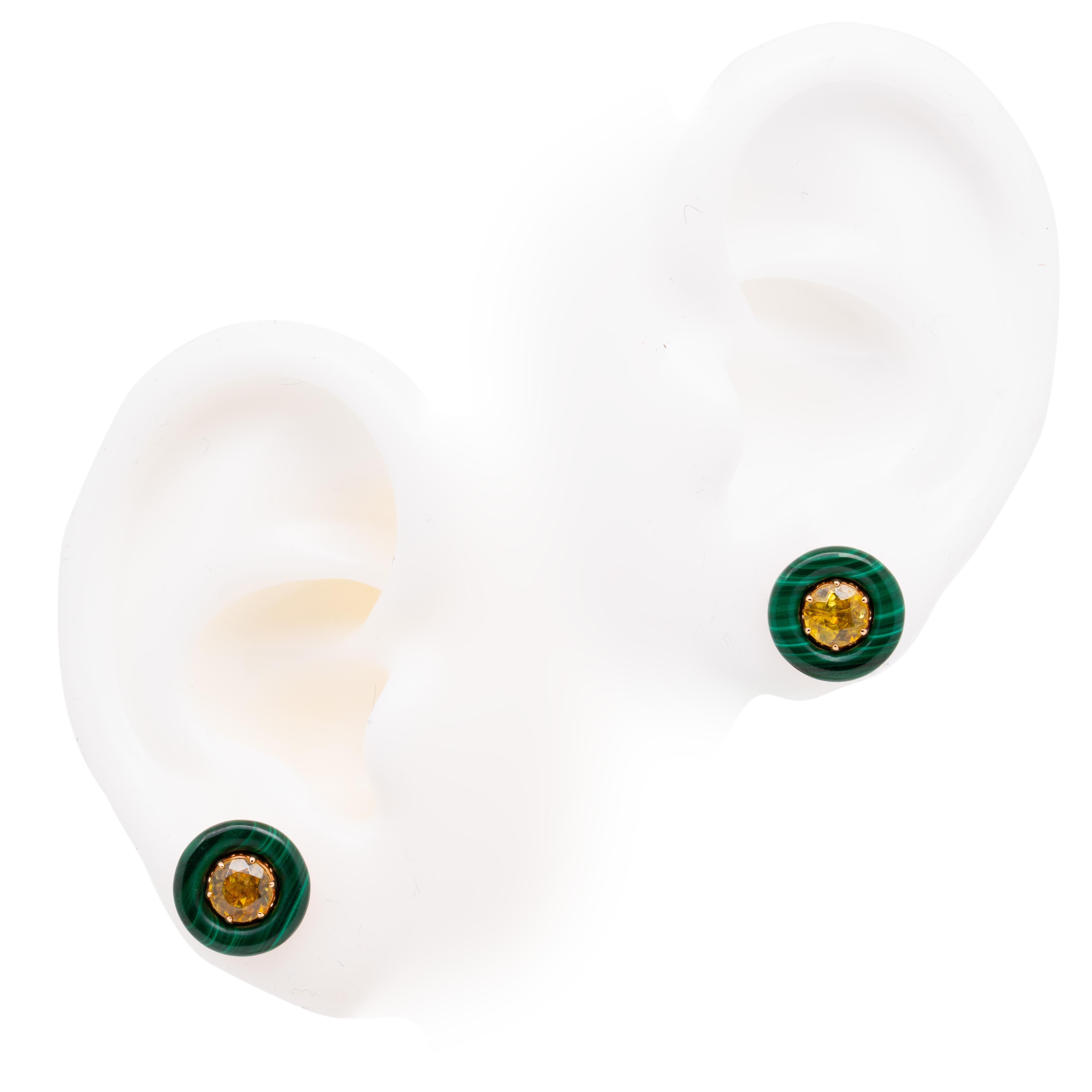 Estos pendientes tienen un diseño minimalista, con una gema de esfena de color amarillo vivo dentro de un elegante corte en forma de anillo. La montura circular, que forma parte de una colección clásica de estilos esfénicos de corte redondo, añade