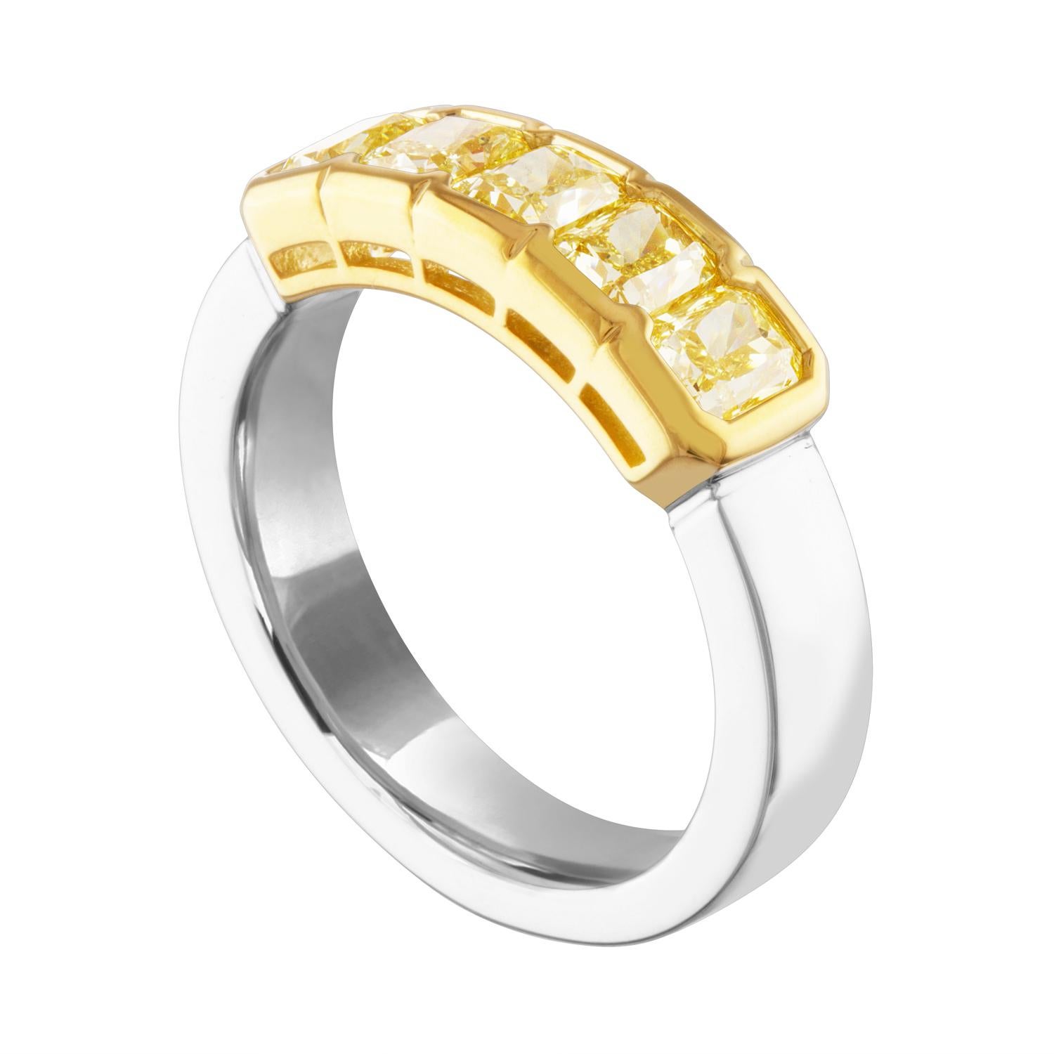Sehr schöne Diamant 5 Stein Halb Band Ring
Der Ring ist 14K Gelbgold & PLT 950
Es gibt 5 Radiant Cut Fancy Yellow Diamanten Bezel Set.
Es gibt 1,66 Karat in Diamanten VS
Der Ring ist eine Größe 6, sizable.
Das Band ist 5,6 mm breit.
Der Ring wiegt