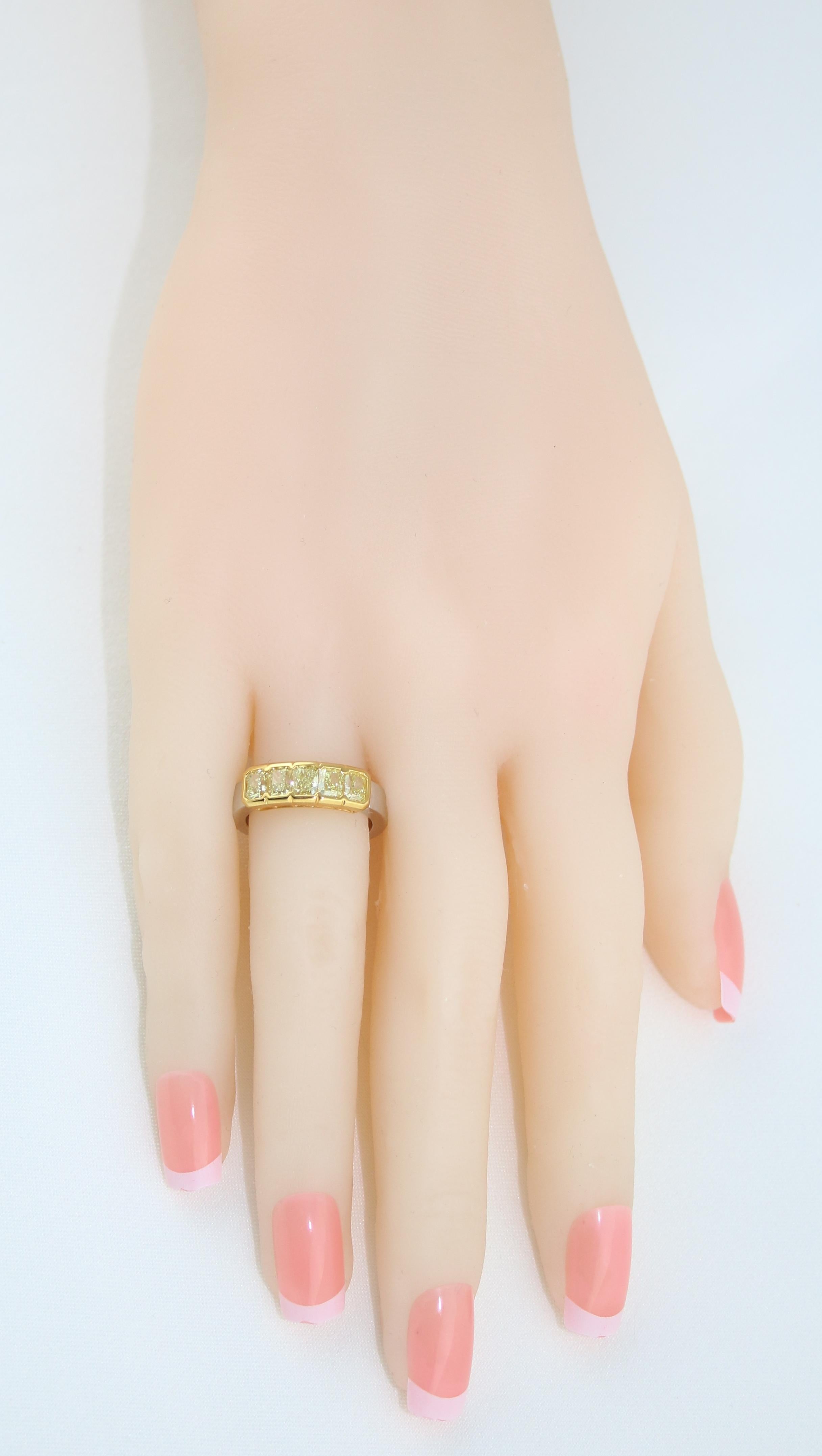 1,56 Karat Diamant Strahlender gelber 5-Stein-Gold Platin Halbband Ring (Radiantschliff) im Angebot