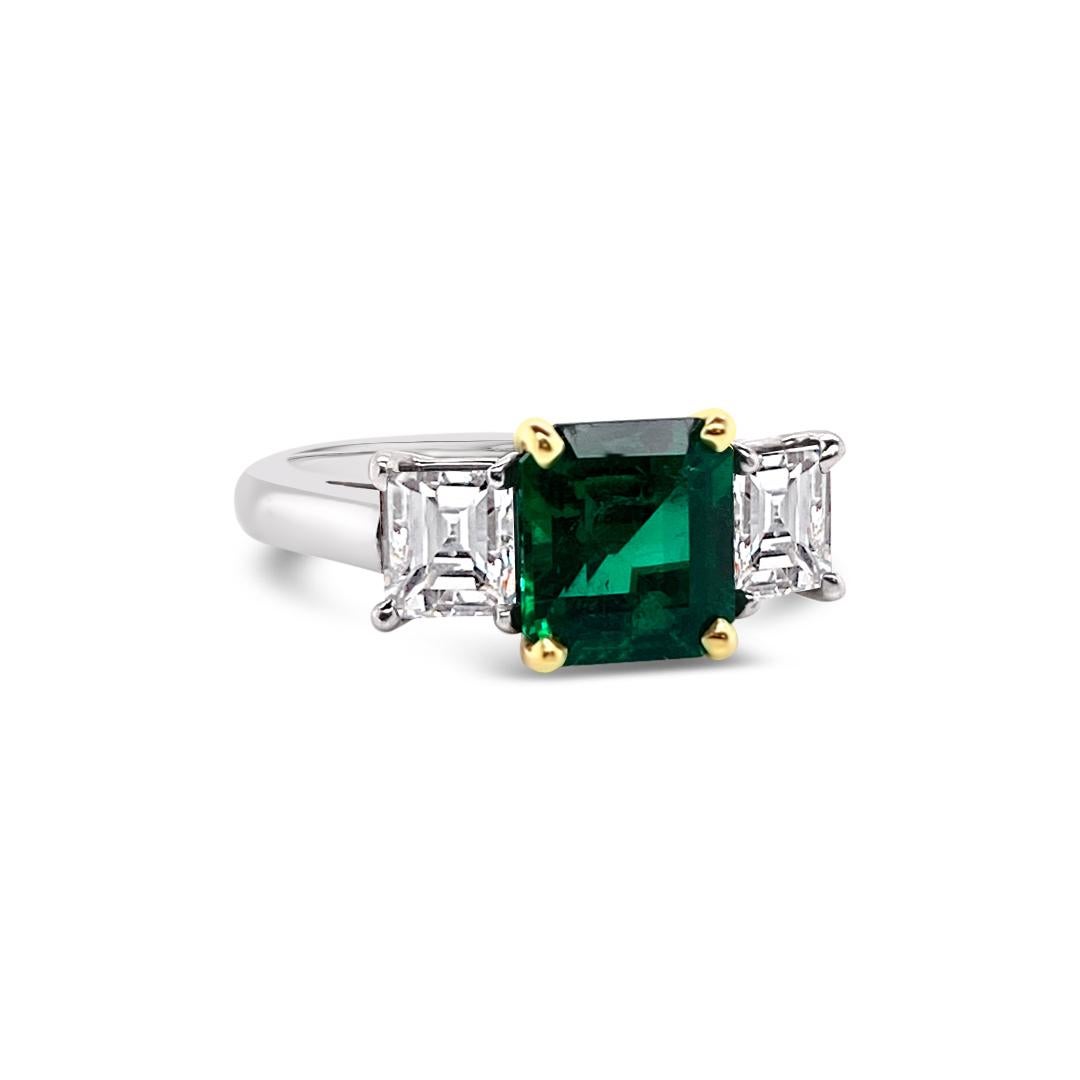 1,66 Karat Smaragd- und Diamantring aus Platin (Smaragdschliff)