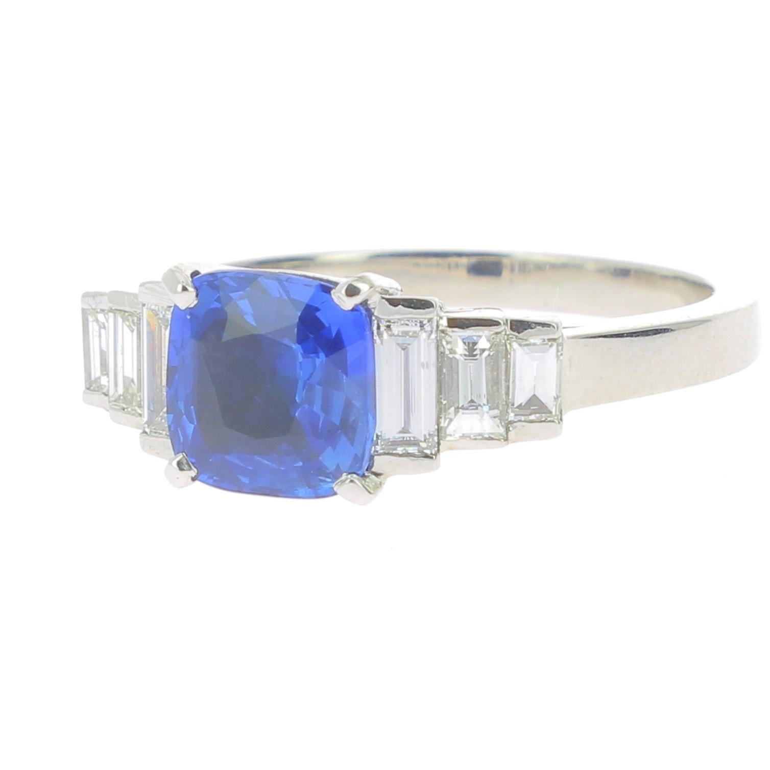 An amazing Blue Sapphire ring set with 18K White Gold and 6 Baguette Diamonds.
The Sapphire is certified as an 