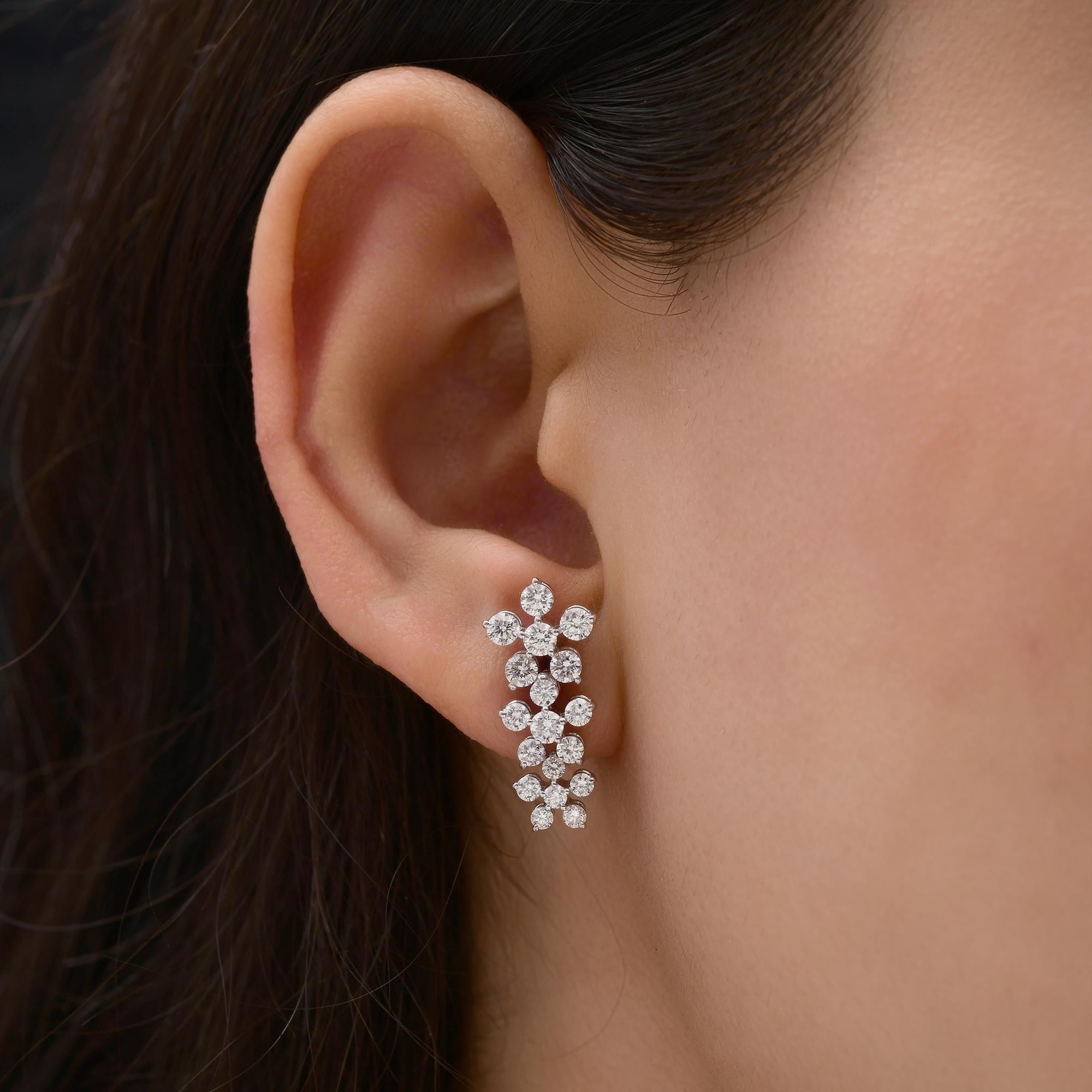 Orecchini a goccia con diamante a grappolo floreale da 1,66 carati in oro bianco 18 carati 
Questi orecchini presentano un intricato motivo floreale e di vite, composto interamente da diamanti a taglio rotondo perfettamente abbinati. Progettato per