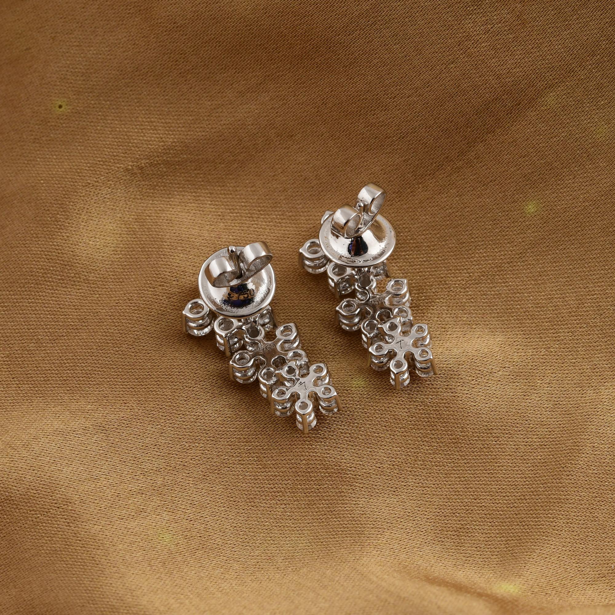 Moderno Orecchini a goccia con diamante a grappolo floreale da 1,66 carati in oro bianco 18 carati in vendita