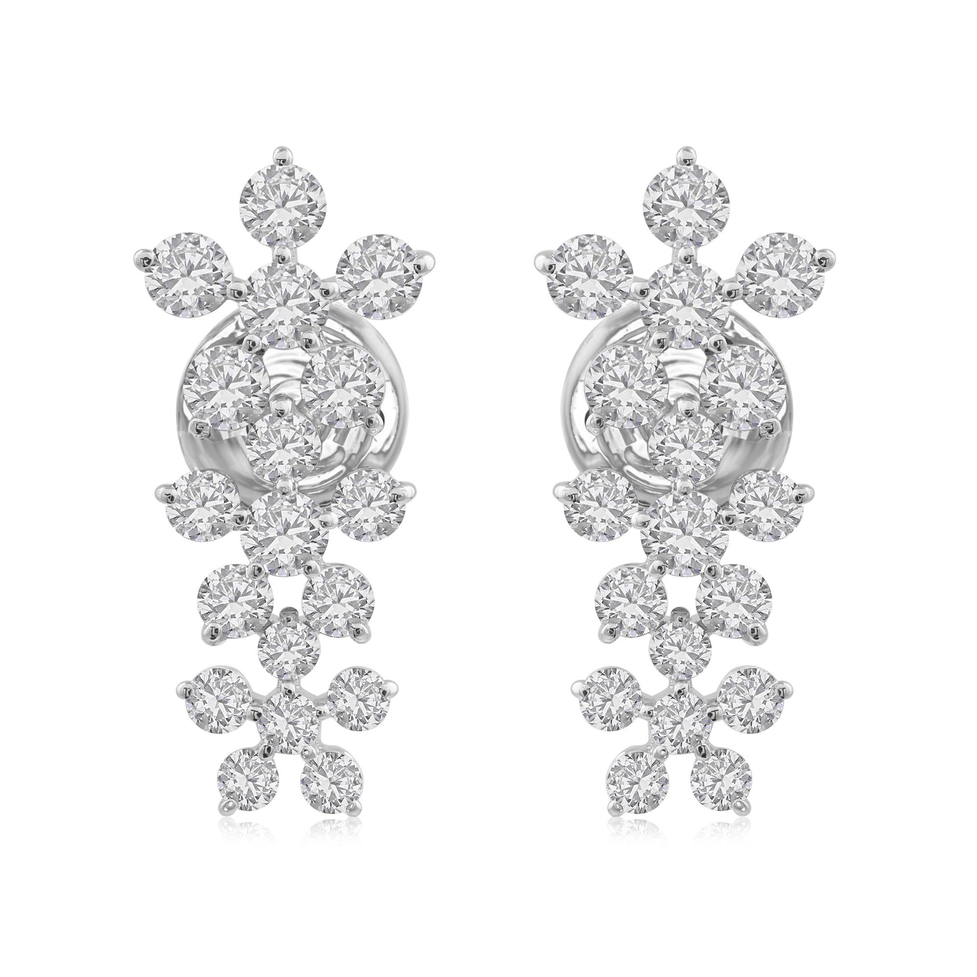 Orecchini a goccia con diamante a grappolo floreale da 1,66 carati in oro bianco 18 carati In condizioni Nuovo in vendita a Diera, Dubai
