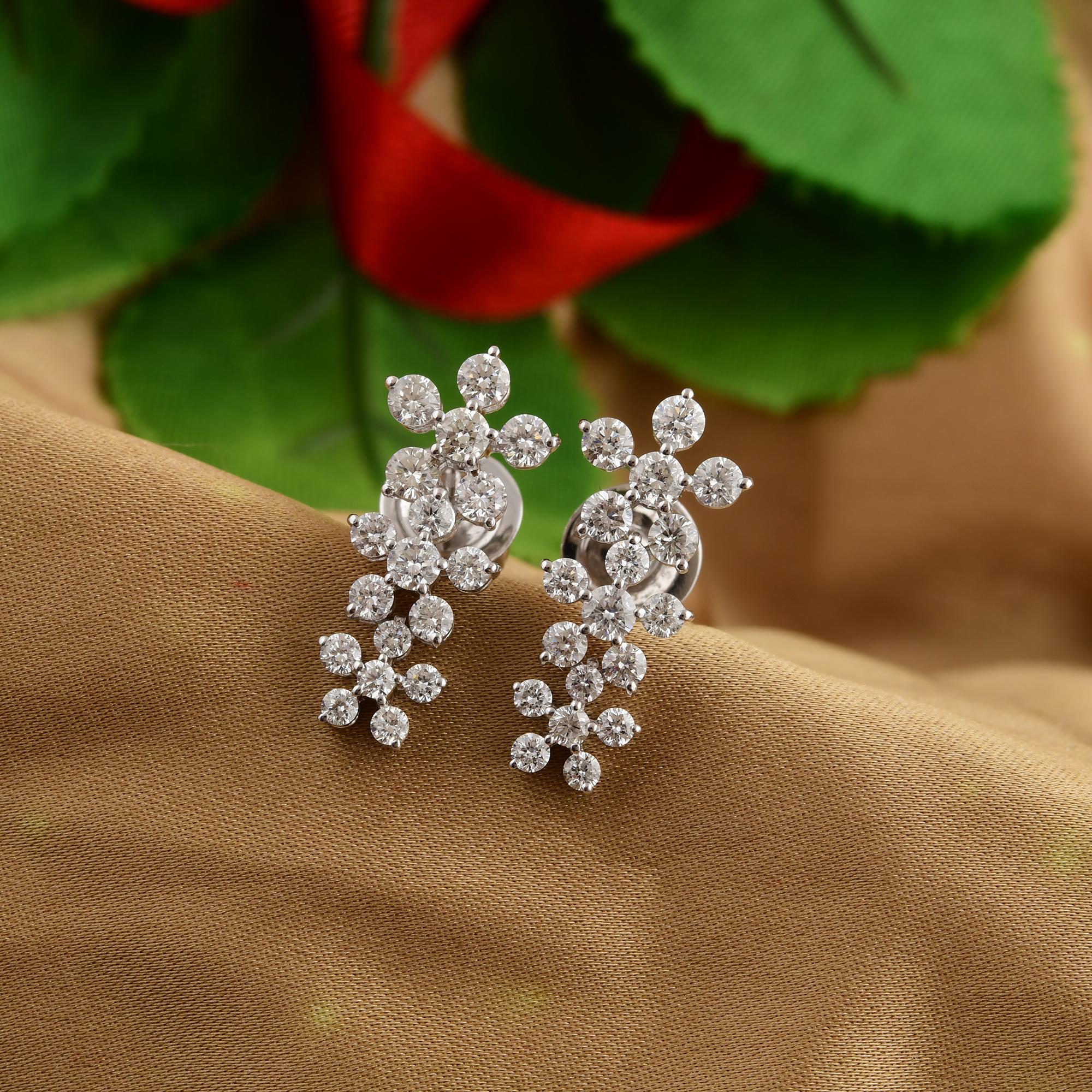 Orecchini a goccia con diamante a grappolo floreale da 1,66 carati in oro bianco 18 carati in vendita 1