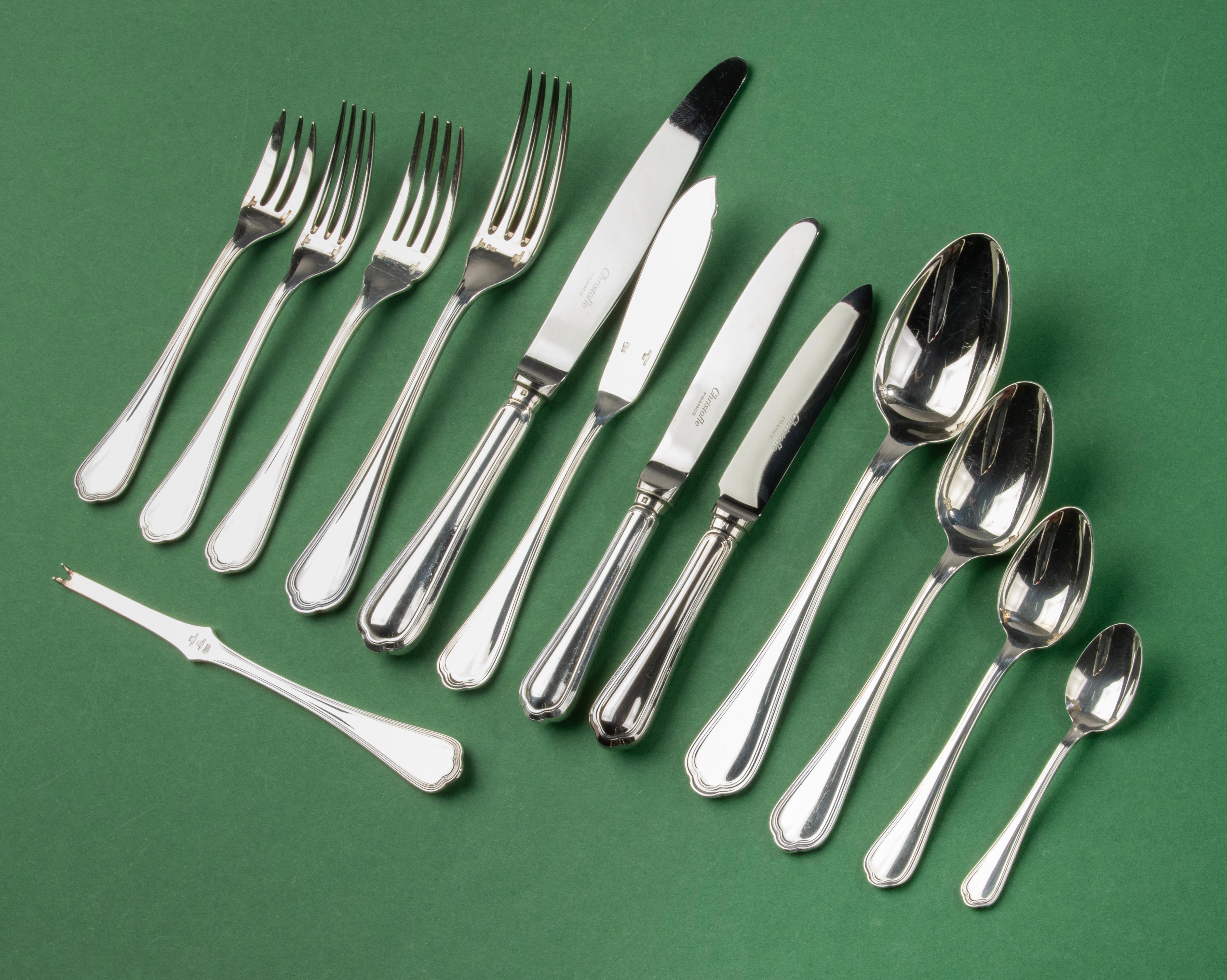 Un estupendo juego de cubiertos bañados en plata para 12 personas, fabricado por la marca francesa Christofle.
El nombre del modelo es Spatours. Un diseño clásico y refinado, que se adapta a casi cualquier entorno de mesa.
Los complementos