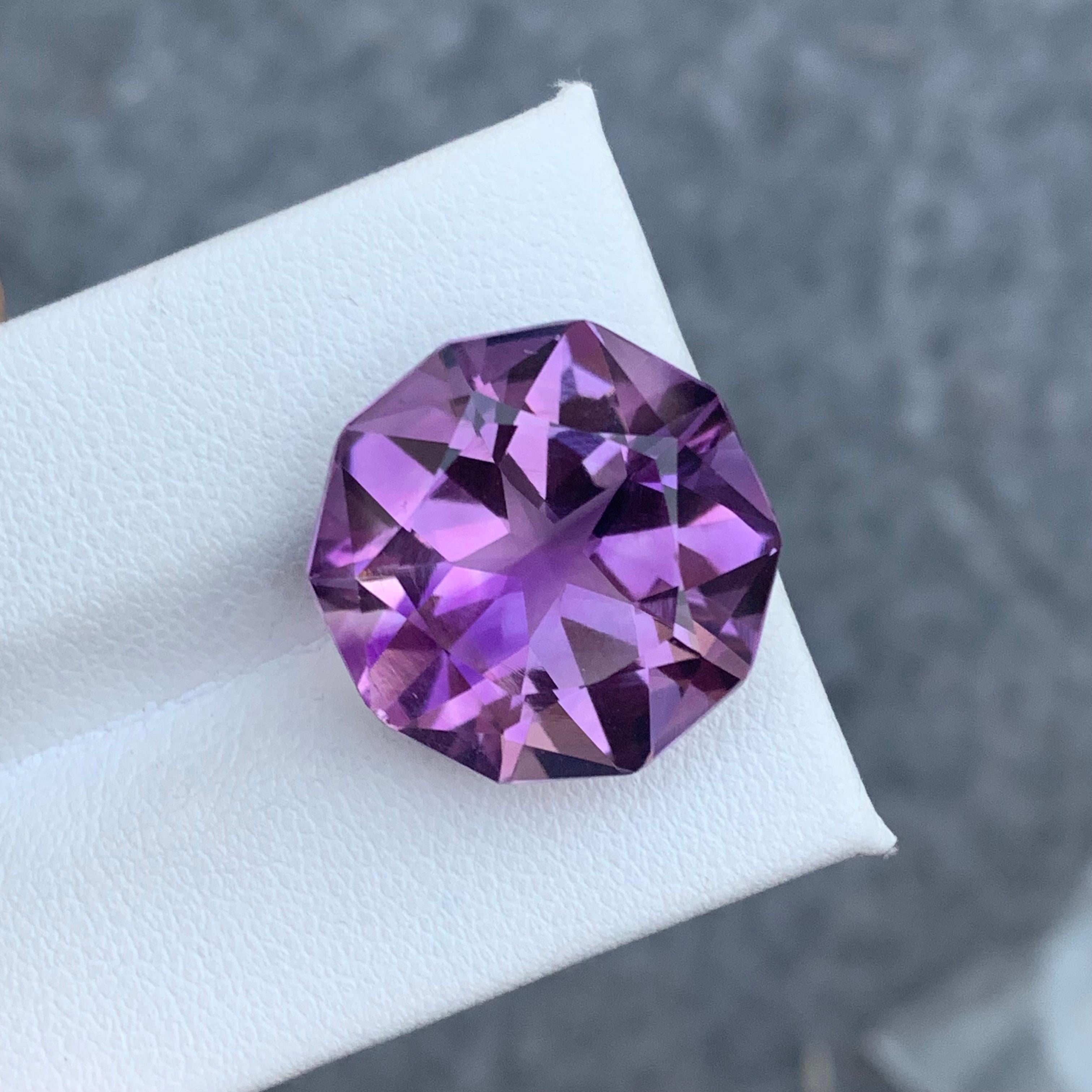 Type de pierre précieuse : Améthyste
Poids : 16.60 Carats
Dimensions : 18x18x10.4 mm
Clarté : Sans tache (SI)
Origine : Brésil
Couleur : violet
Forme : Rond 
Certificat : Sur demande
Mois : Février
Pouvoirs supposés de l'améthyste pour la