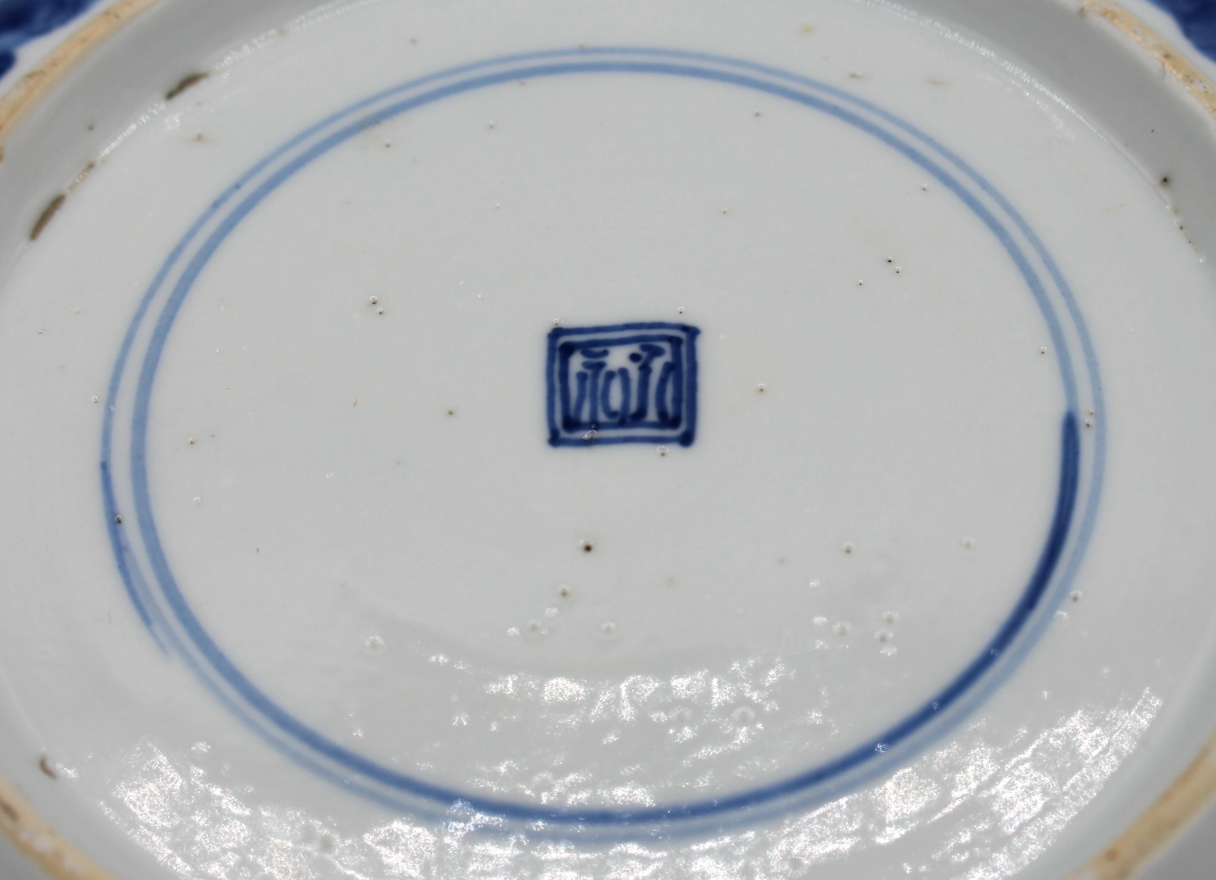 1662-1722 Chinesisches assoziiertes Paar von blau-weißen Porzellantellern im Zustand „Gut“ im Angebot in Chapel Hill, NC