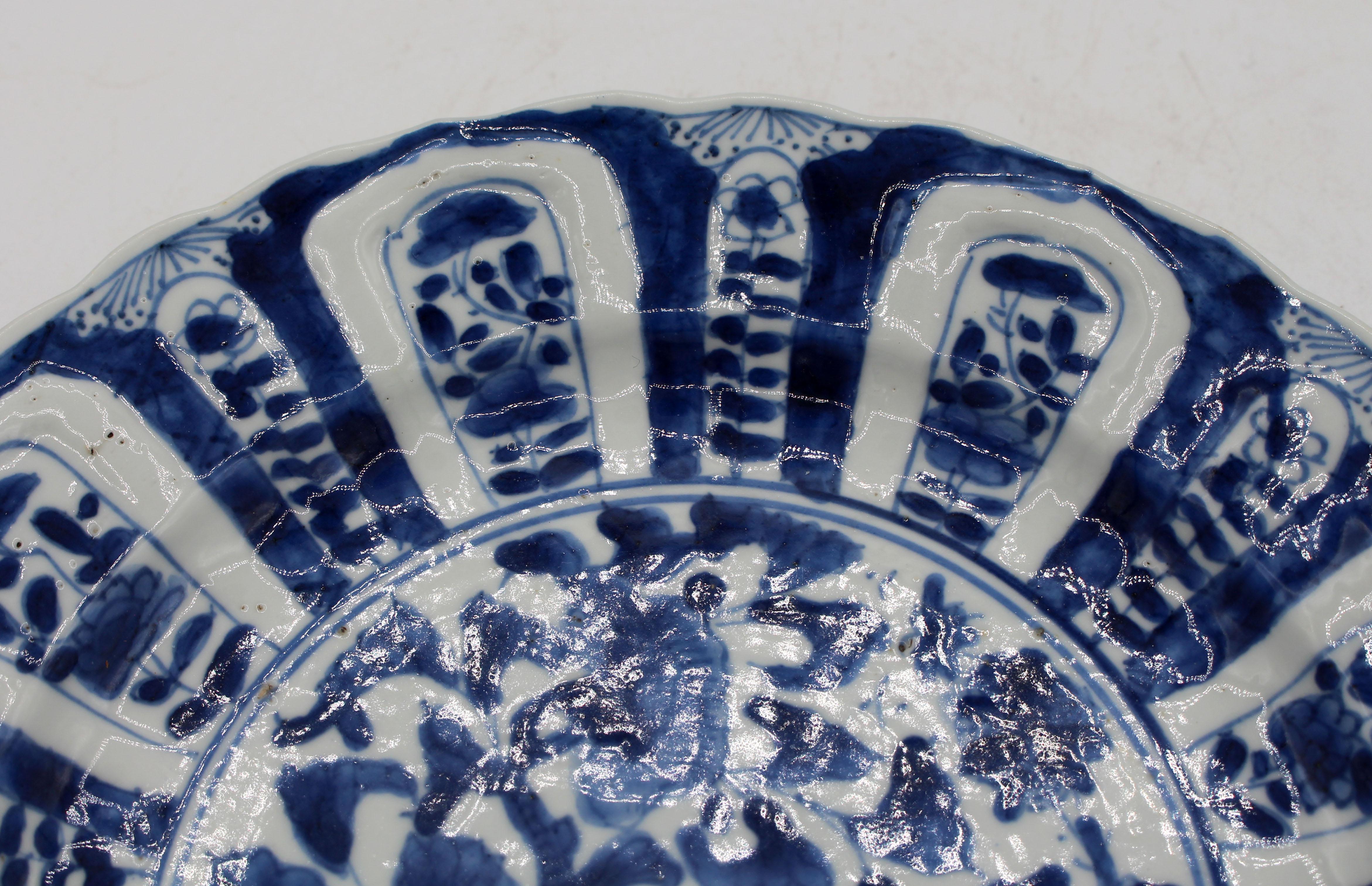 1662-1722 Chinesisches assoziiertes Paar von blau-weißen Porzellantellern im Angebot 1
