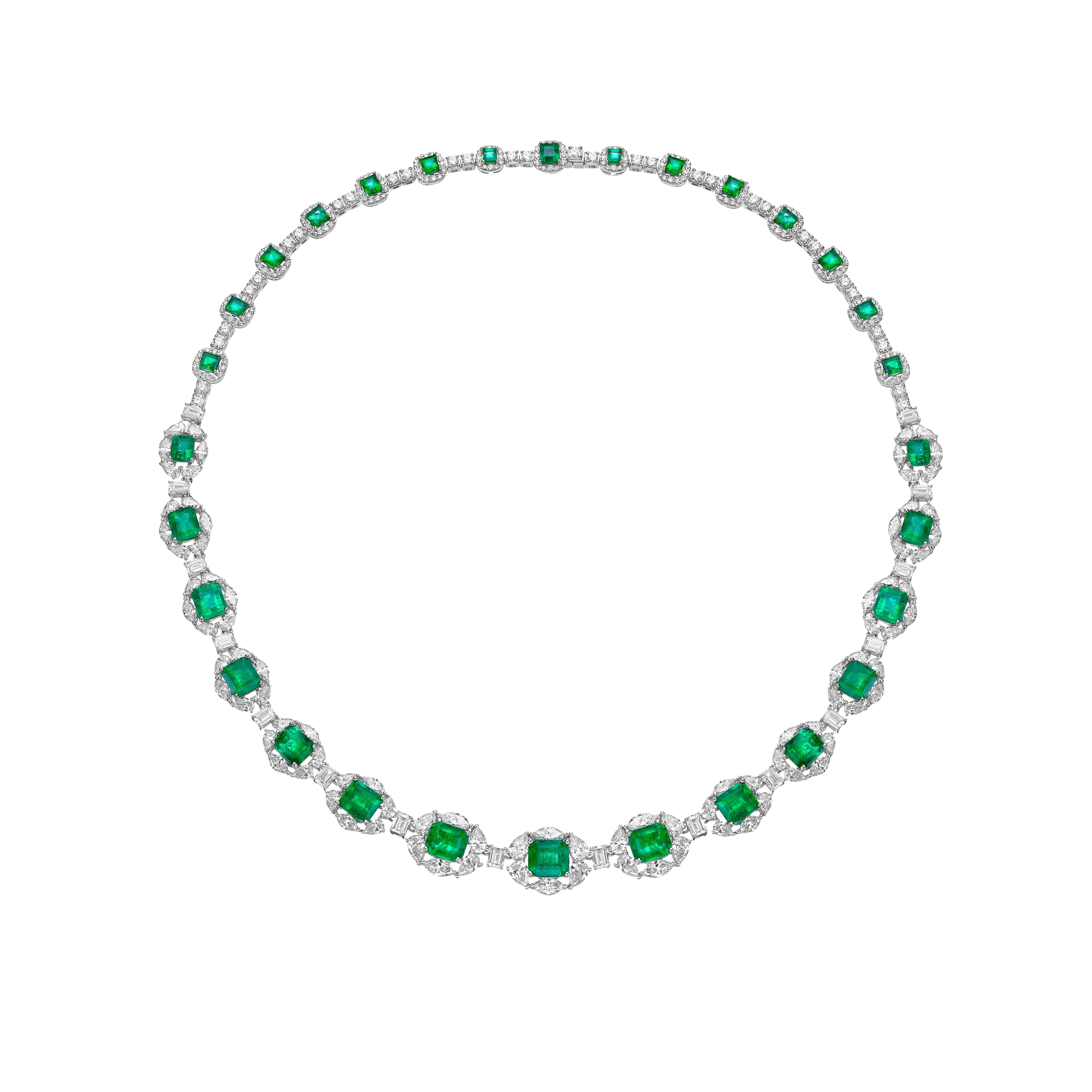 Émeraudes radiales par Sunita Nahata Fine Design. Cette collection présente des émeraudes d'un vert éclatant serties sur un lit de diamants blancs éblouissants en or blanc. Il s'agit d'un collier de mariage délicat et délicat, mais qui dégage un