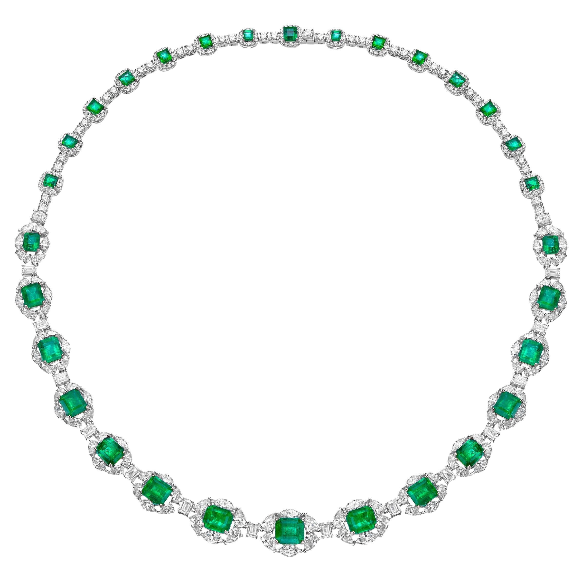 Sunita Nahata Smaragd 16.63 Karat. Halskette aus 18KWYG mit weißem Diamanten.