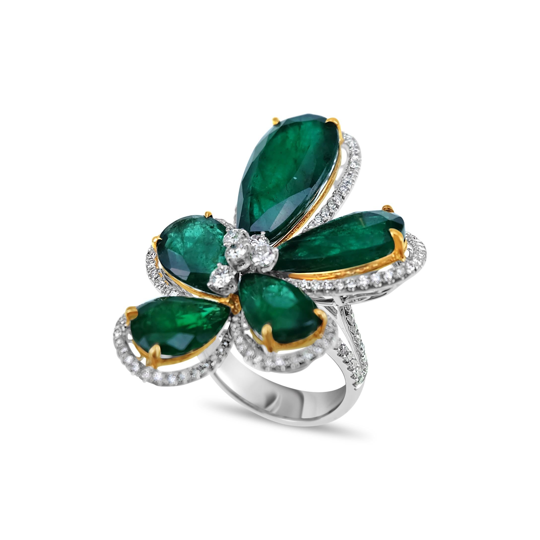 16.64 Carat Emerald Flower Cluster Ring In New Condition For Sale In Hung Hom, HK