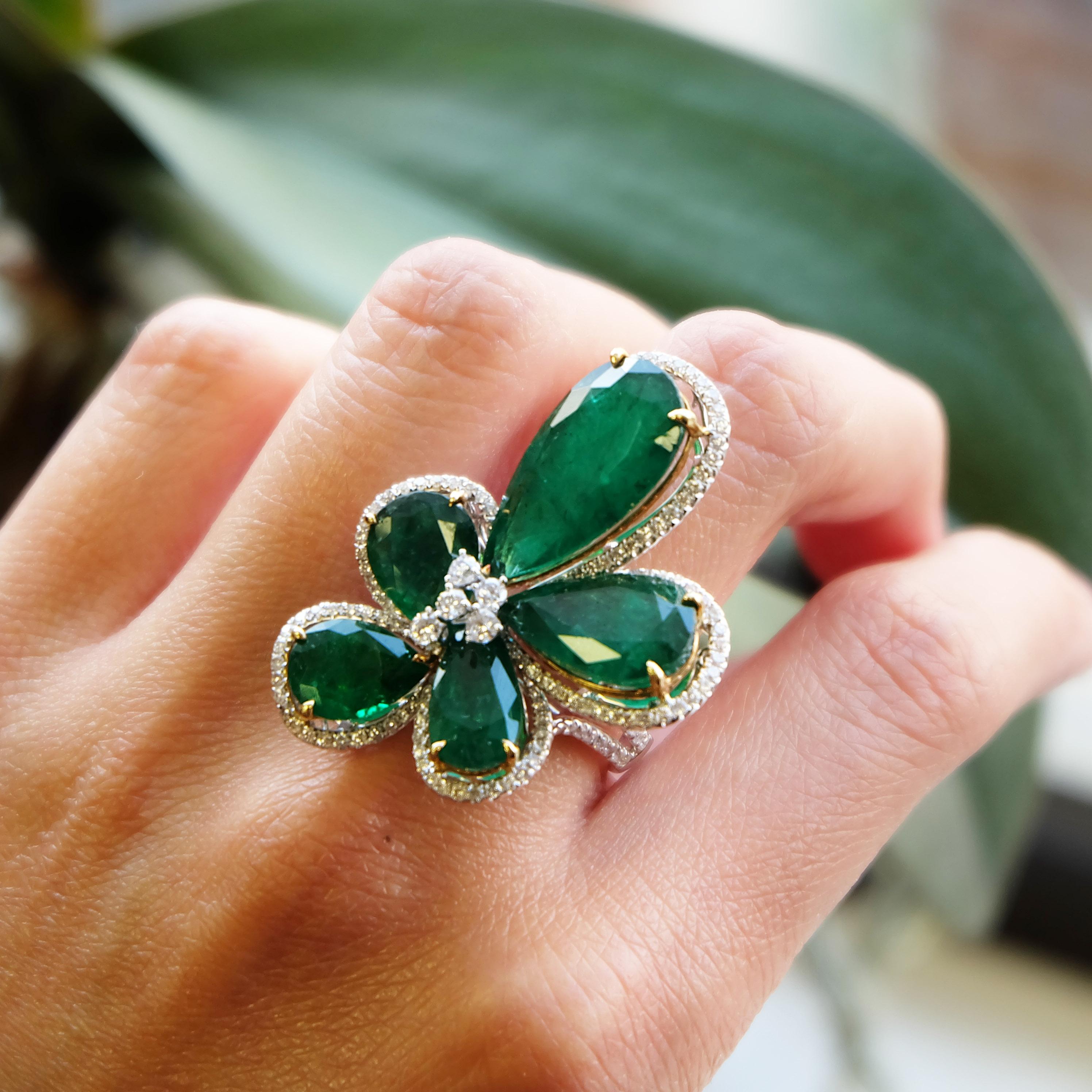 Women's 16.64 Carat Emerald Flower Cluster Ring For Sale